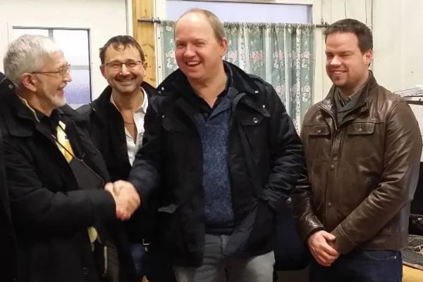 Eric Björkman shakes hands with the CEO of PGS Group Luc Grauwet. In the picture are also Ruben Coene, Technology Manager (to the right) and Energy Consultant for PGS Group (to the left).