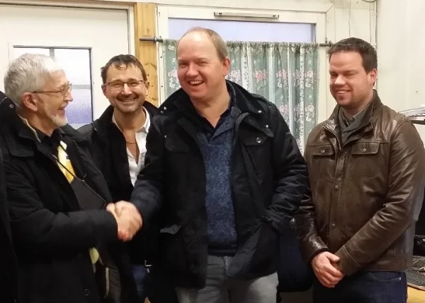 Handschlag zwischen Eric Björkman und PGS Groups Geschäftsführer Luc Grauwet. Weiters sind auf dem Foto zu sehen: Ruben Coene, Technikchef (links) und Energieexperte (rechts).