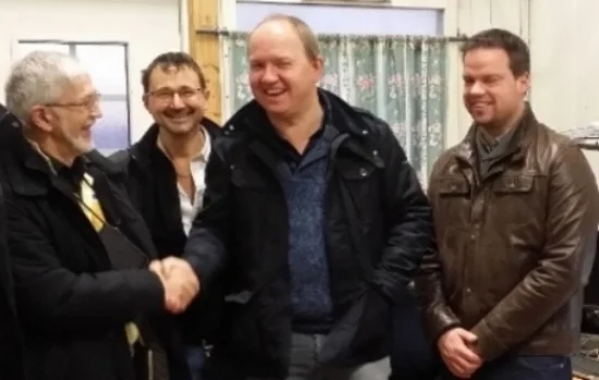 Eric Björkman skakar hand med PGS Group vd Luc Grauwet. Med på bilden är också Teknikchefen Ruben Coene (t.h) och PGS Groups Energikonsult (t.v).