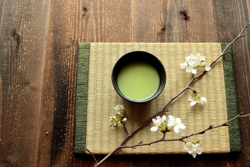 A cup of green tea contains one calorie with a caffeine content of 12mg.