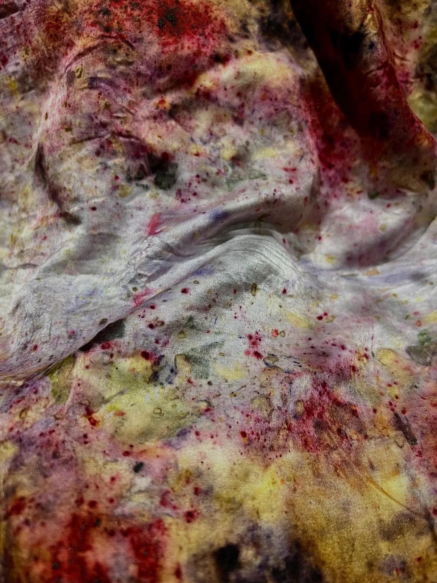 Very enjoyable Botanical bundle dying workshop with @studio.kuhu @southlondongallery inspired by the @ytobarrada exhibition and @_gabrrriel.orozco_ garden 🌿