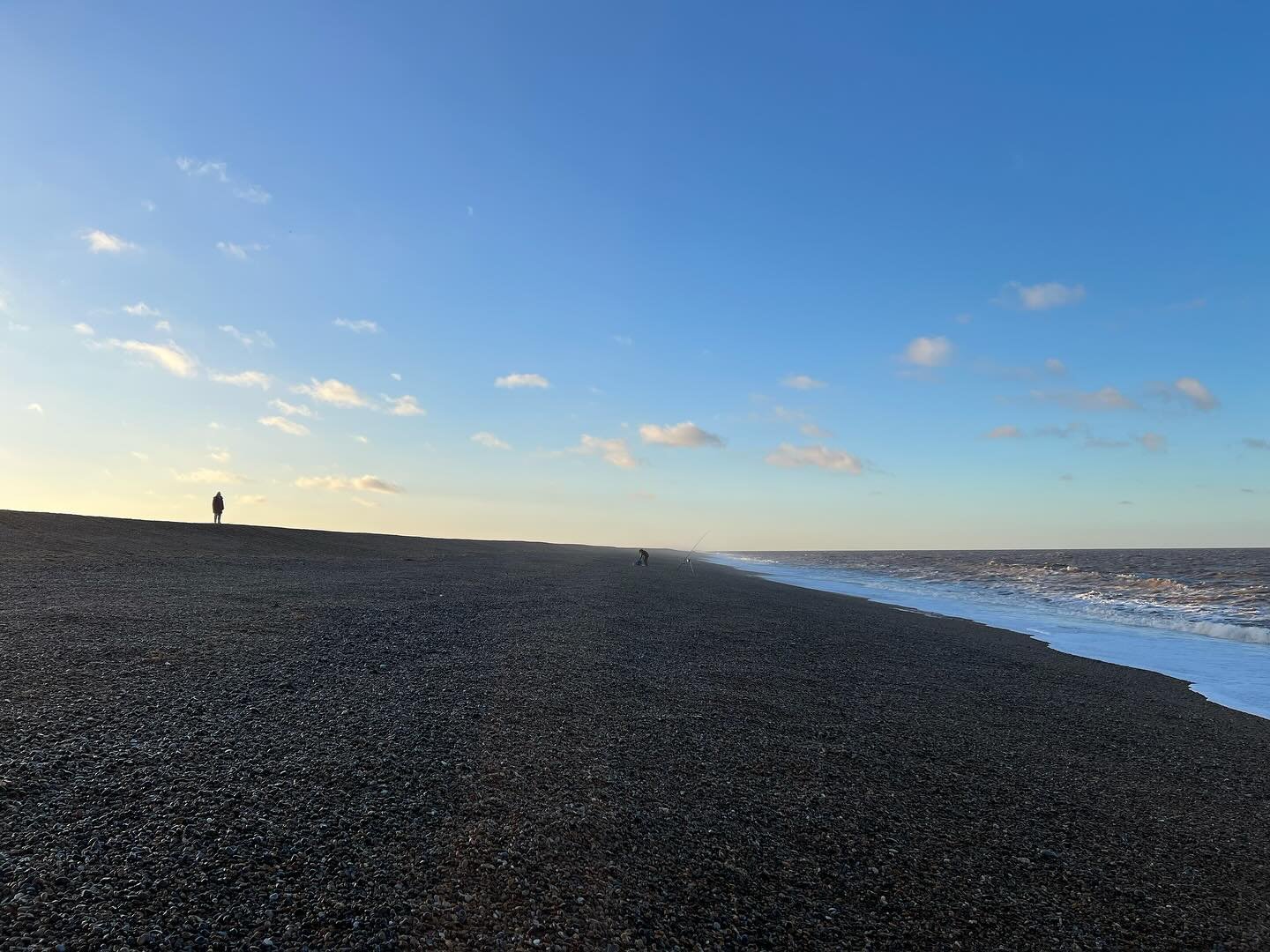 Escape to Norfolk with @samhodgeart to pick up artworks from @groundworkgallery 

1. Salthouse Beach, North Sea
2. @samhodgeart bird spotting from the Roman Beacon, Salthouse Beach, Holt
3. Taking the slow road at sunset into King&rsquo;s Lynn
4. Ear