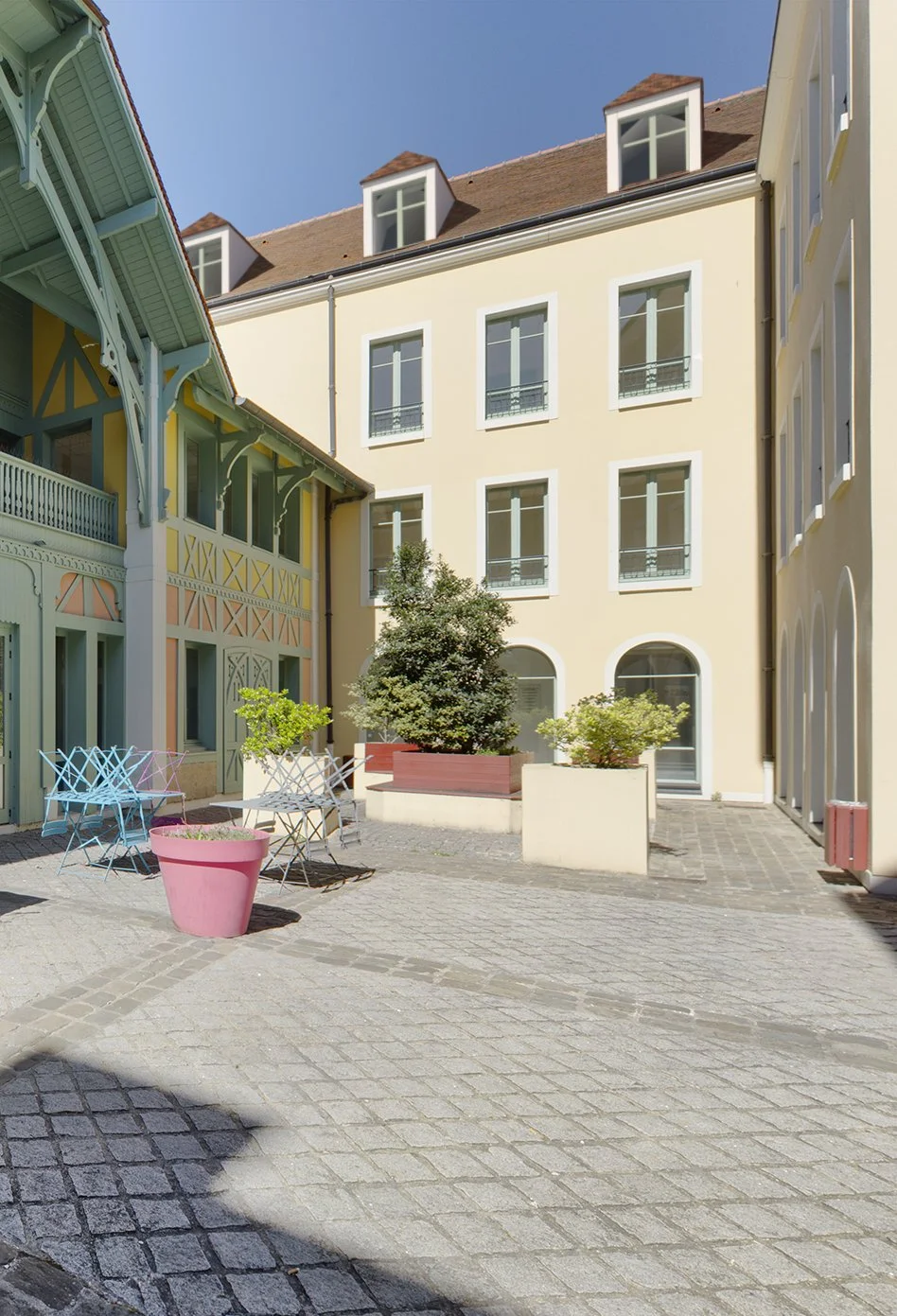 AFP-insertin cour.jpg