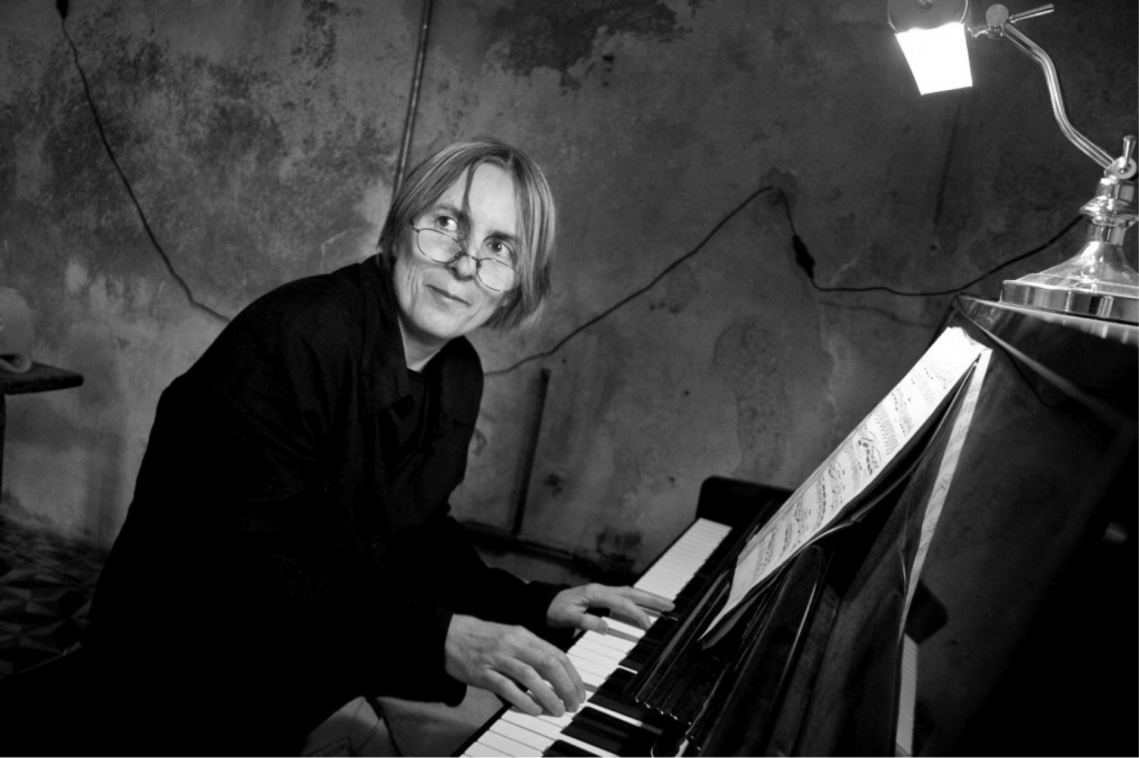Marie au piano dans son atelier du Petit-Abergement vue par Pierre Morel