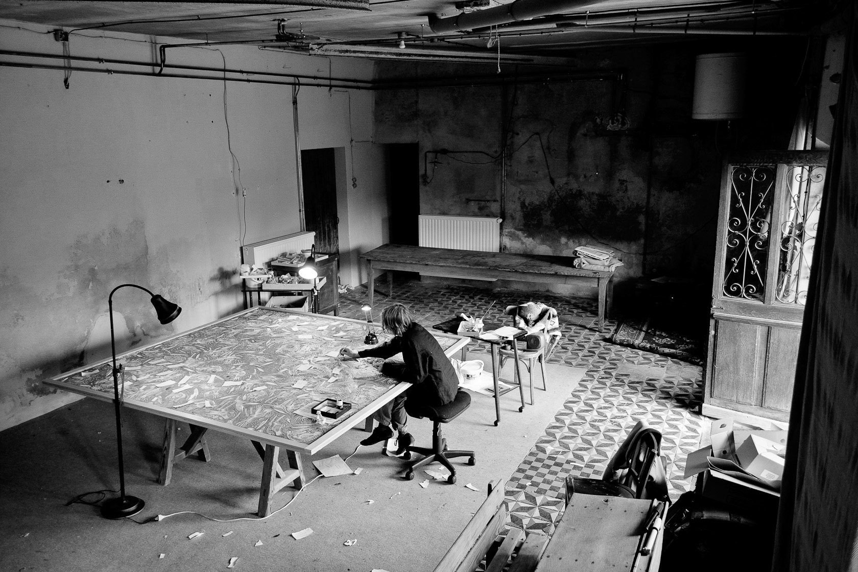  Marie au travail sur un tableau grand format dans son nouvel atelier du Petit Abergement mis à disposition par son amie Claudine Millet. 