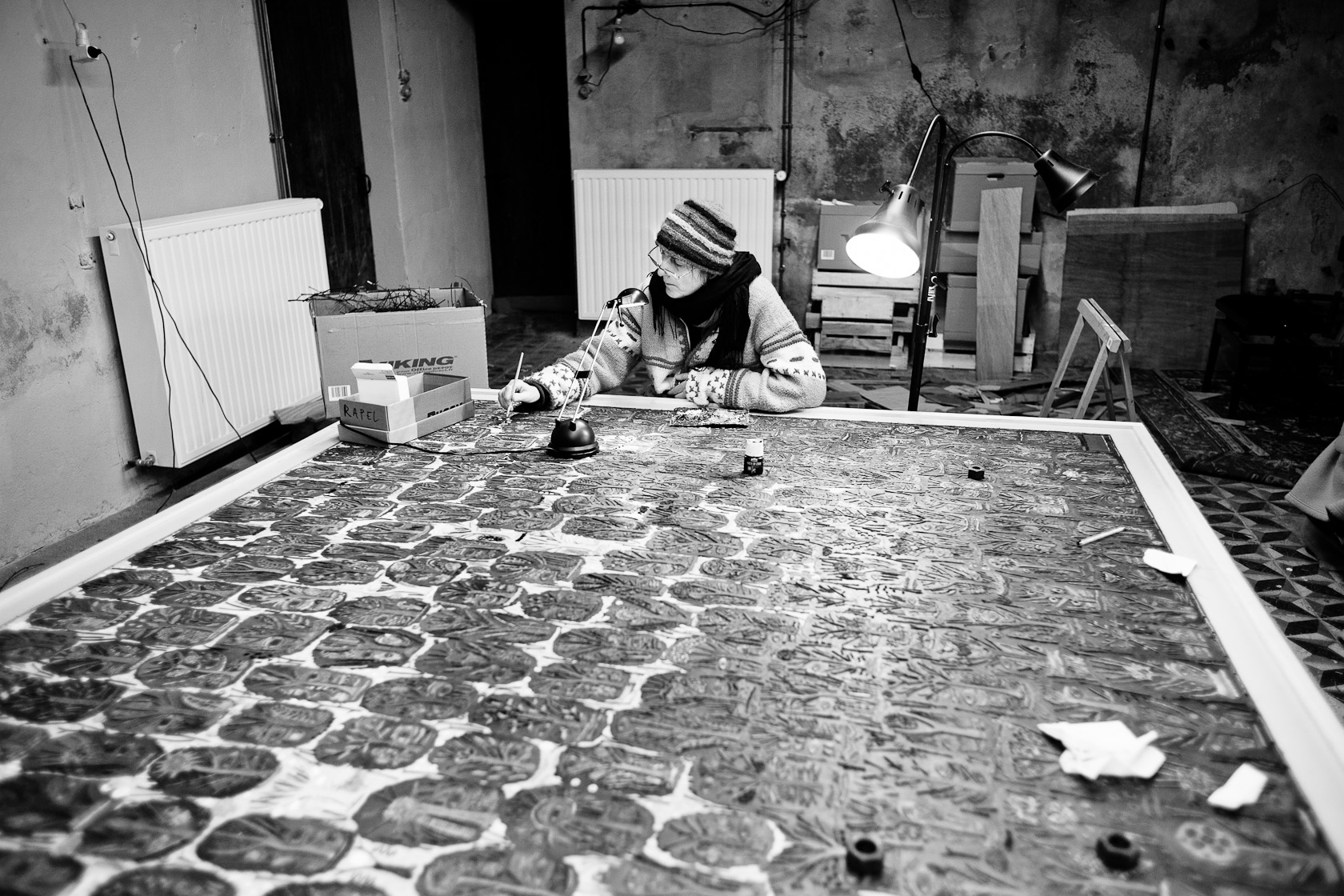 Marie Morel au travail dans son atelier