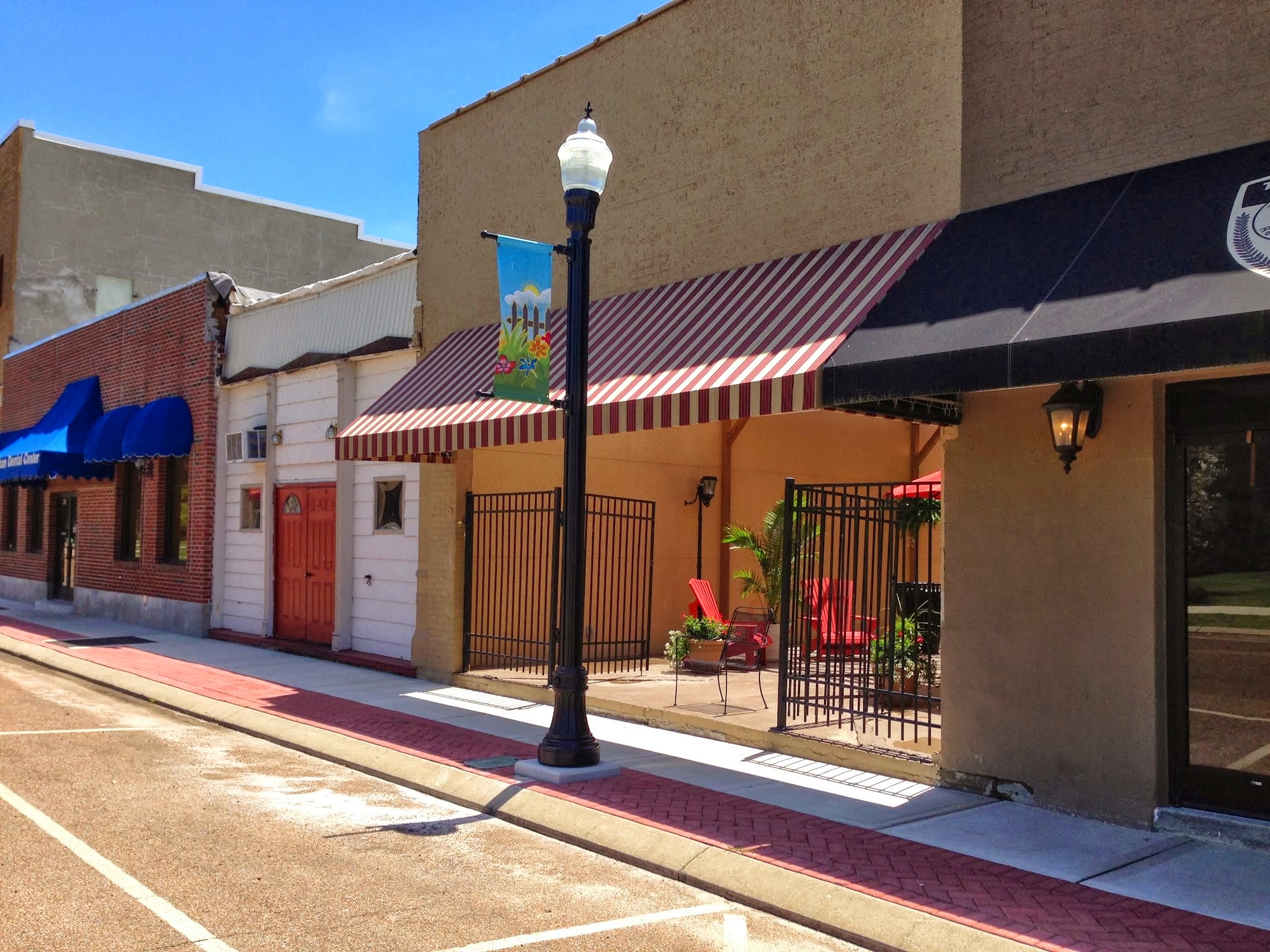 Tiptonvill e, TN streetscap e rehabilita tion. Completed in May, 2013. Provided ADA crossing design and administra tion/permi tting through TDOT. Design Limitations: Per TDOT's requirements, we were unable to alter or disturb the existin