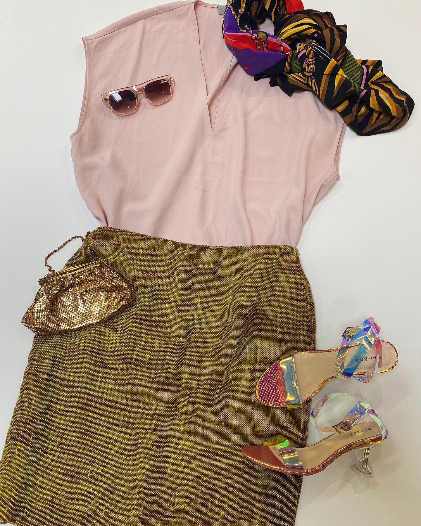 ✨ Cure for the rainy day blues✨
&bull;&bull;&bull;
Ever lane Top size 14 $30
Ellen Tracy Linen Skirt size 14 $22
Bamboo Heels 8.5 $24
Bob Mackie Scarf $40
Quay Shades SOLD
Vintage Bag $30
&bull;&bull;&bull;