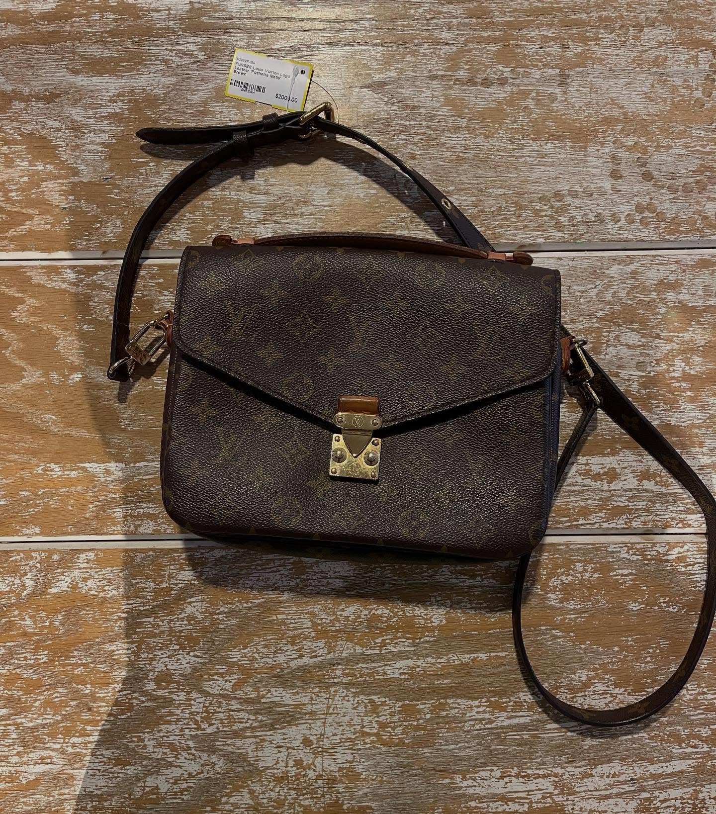 JUST IN!! Louis Vuitton &lsquo;Pochette Metis&rsquo; Leather Purse &mdash; $2000 🤎🤎🤎

DM to hold or purchase!