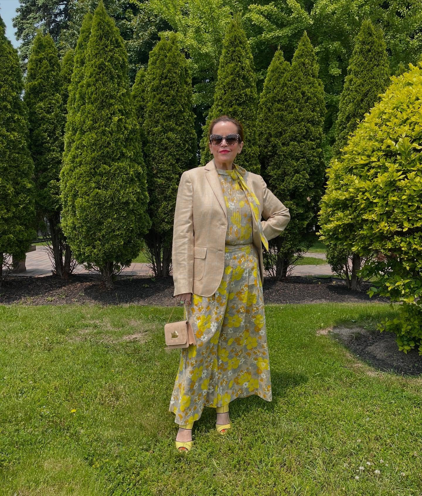 80 degree weather means floral🌼🌱

Blazer: Lands End size 12 now $26.25
Set: Veronica Beard top size 10 bottom size 12 $220
Shoes  Diane Von Furstenberg size 8 $58
Purse: Lisi Lerch now $36
Sunglasses: Kate Spade $82