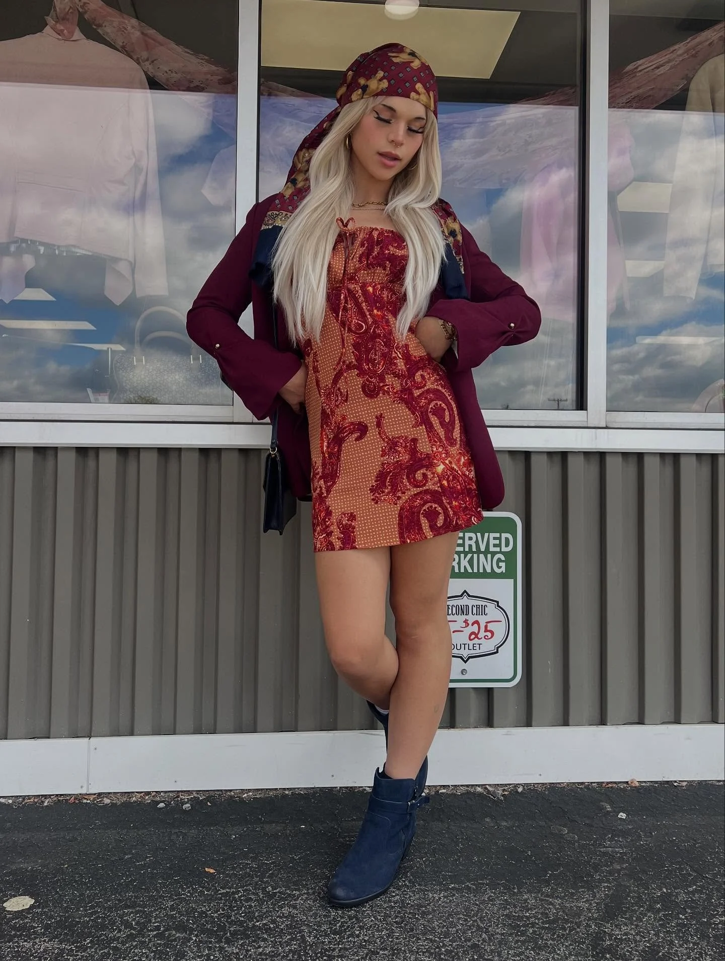 Who&rsquo;s been to the pumpkin patch yet? Sound off in the comments 🙆🏻&zwj;♀️

Bear Scarf - $10 
DKNY Blazer - M, $20
Urban Outfitters Dress - S, $15
KumKang Bag - $15 
Ring - $10 
Earth Origins Ankle Boots - 11, $15