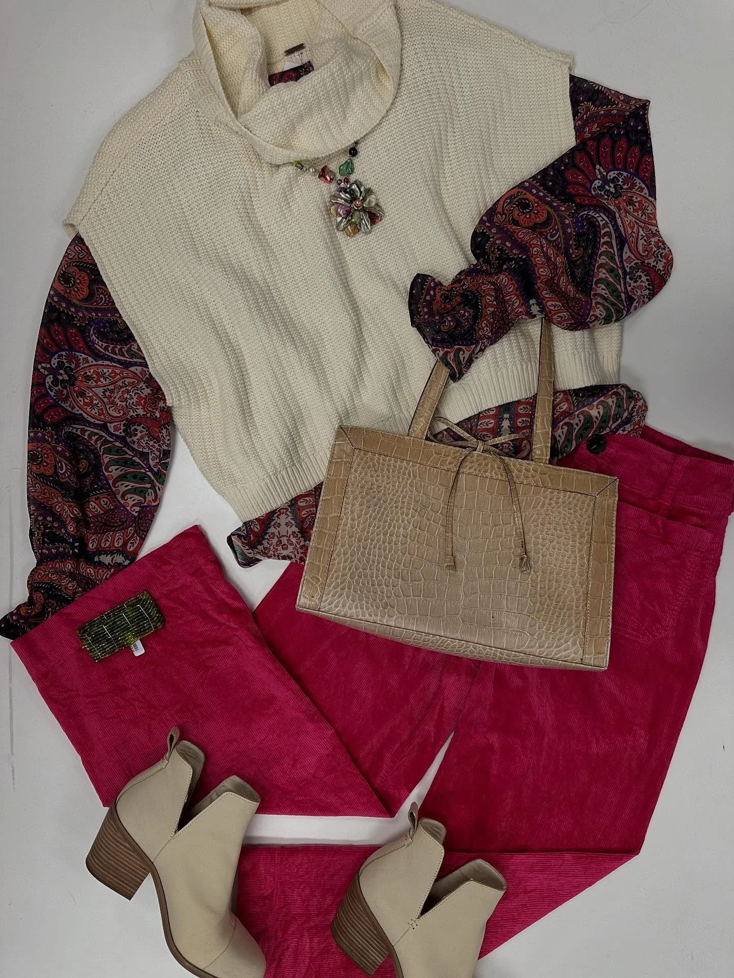 PSA: You can wear bright colors in the fall too!! 

Flowery Necklace - $10 
Bracelet - $10
Maeve Pants - Size S, $20
Loft Longsleeve - Size M, $15
Free People Sweater - Size L, $20
Tom&rsquo;s Ankle Boot - Size 8, $20
Liz Claiborne Bag - $15

#buffal