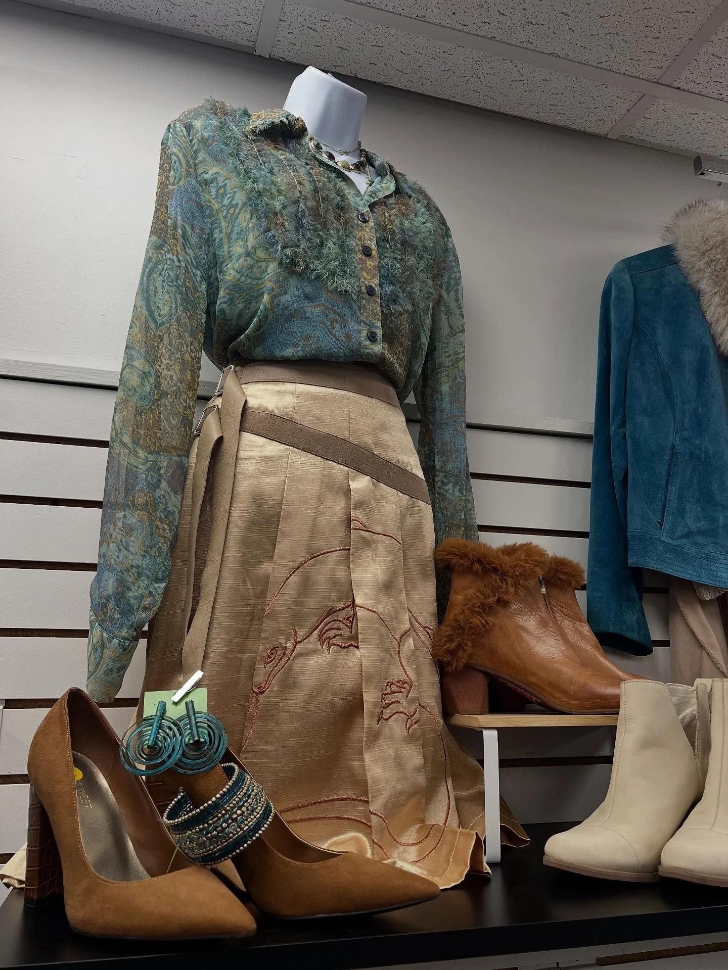 Updated mannequins! Come see them for yourselves today from 12-5pm and shop tons of fall items to keep warm ;) 🍂🦕⭐️ DM for details, styled by Bailey!