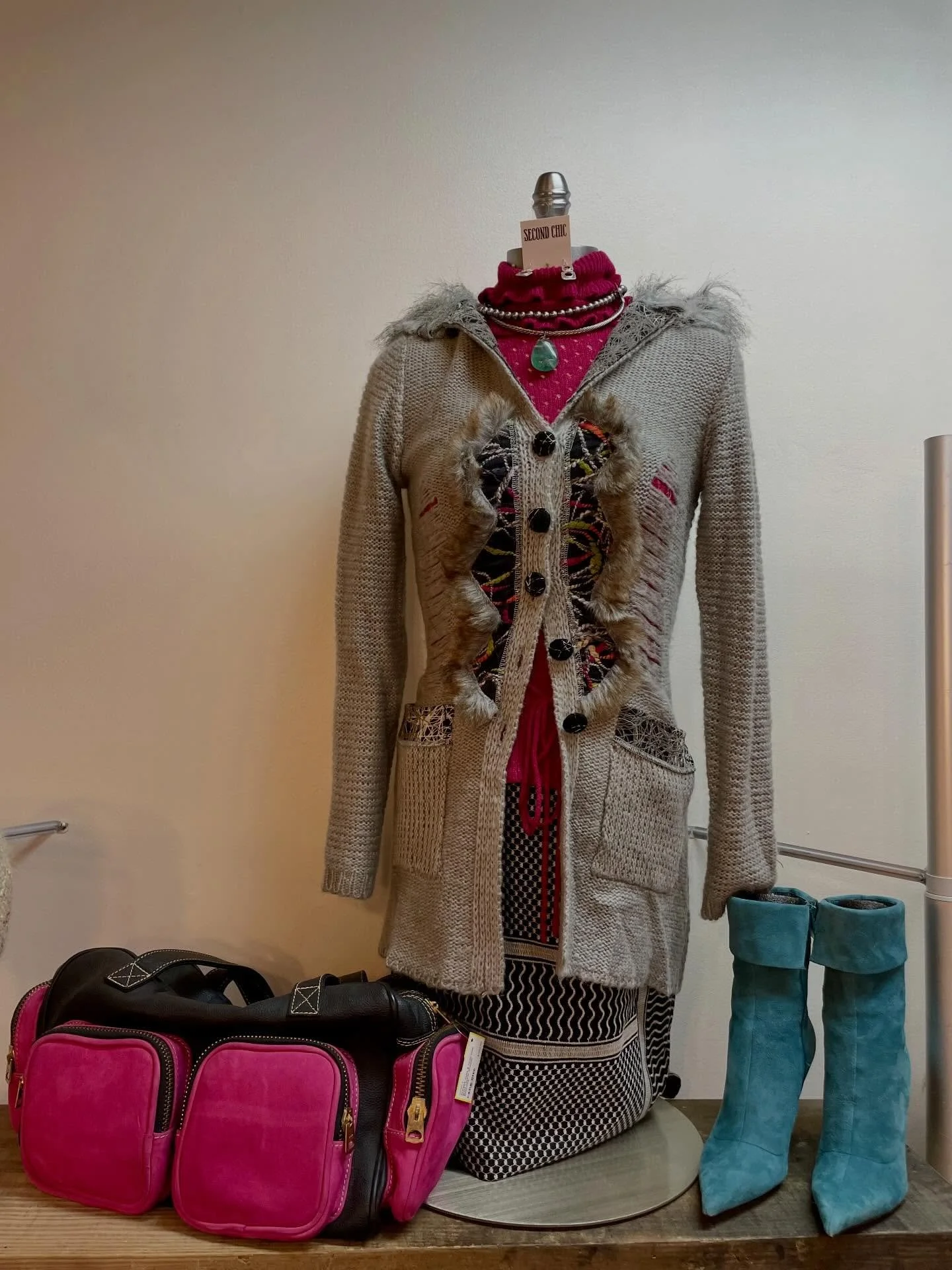 Keeping it cozy 💞 open till 6pm! DM for outfit details 💗