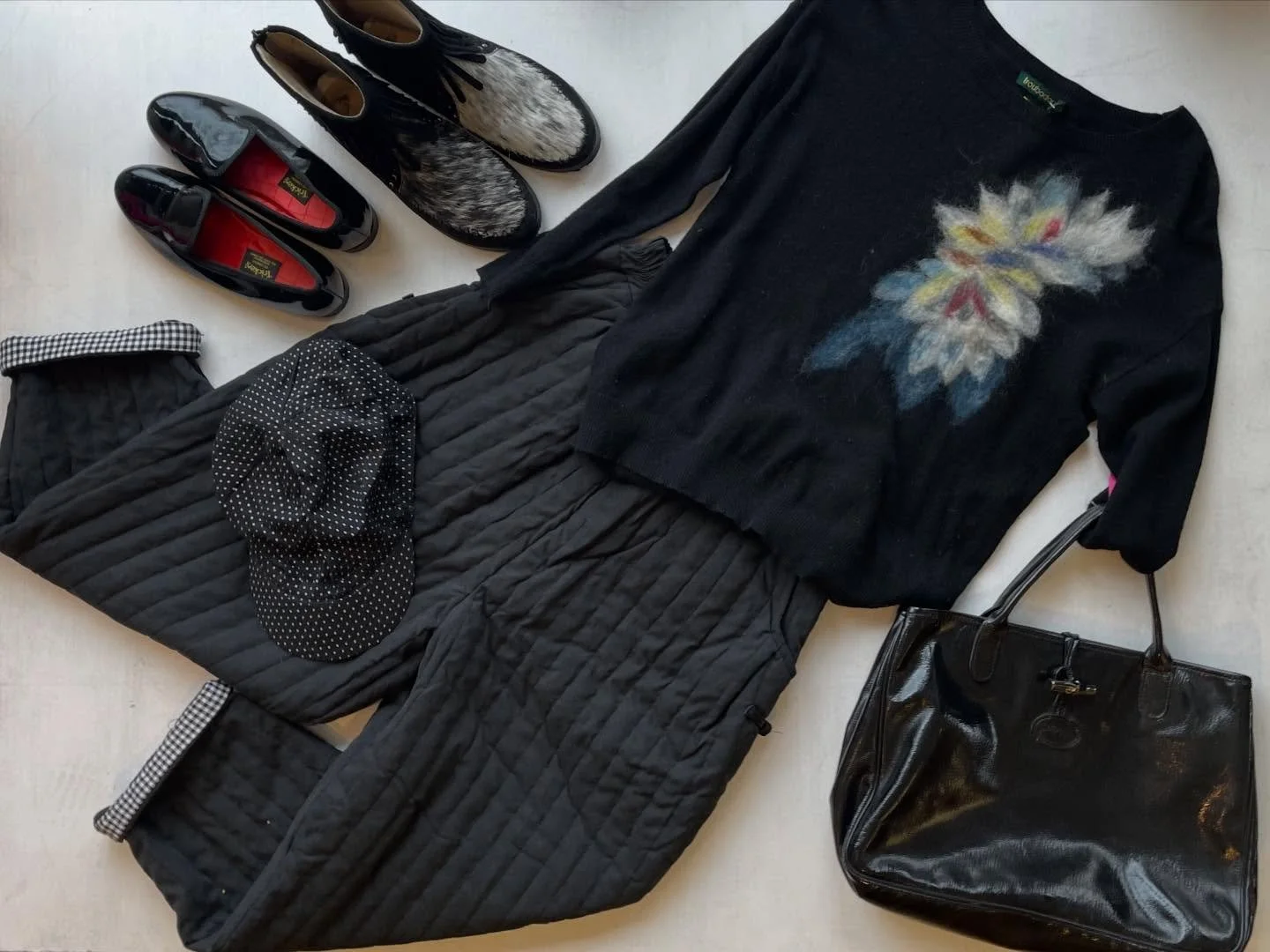 It&rsquo;s a cold one!! Come warm up and stop by for some amazing second hand🫶🏽🧣