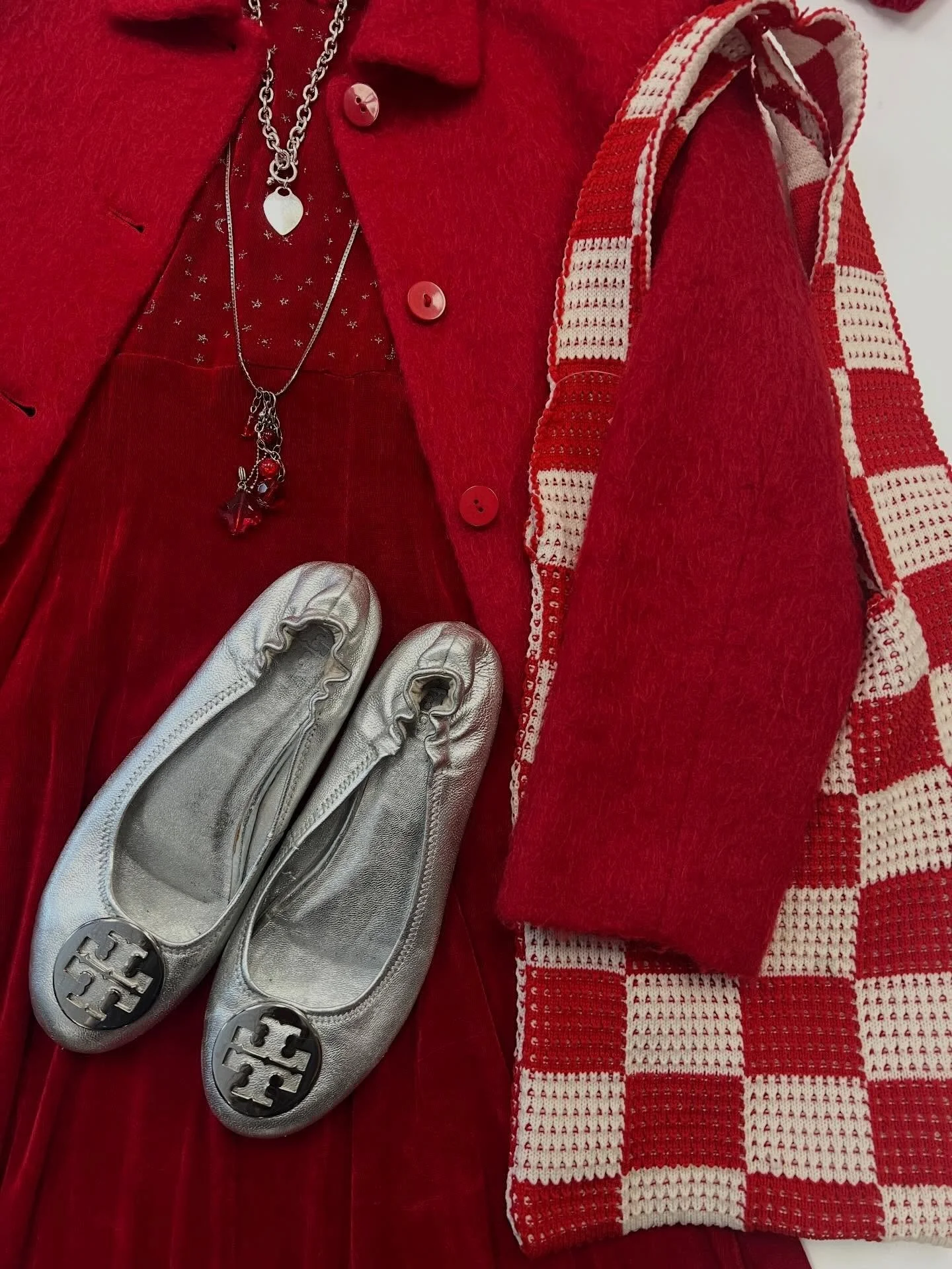 T-Minus 3 days til Valentines &amp; and we&rsquo;ve got an outfit for any and all date plans!

&hearts;️🎀&hearts;️

Josephine Chaus Jacket - Size S, $12.50!
CDC Dress - Size S, $15
Knit Beanie - $10 
Knit Tote Bag - $5
Necklaces - $10 Each! 
Flats -