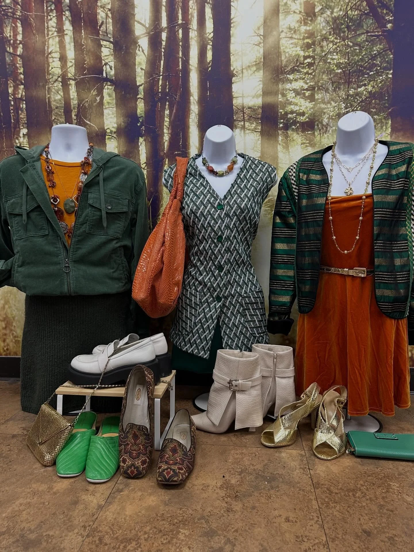 Come get LUCKY at the Outlet! 🍀 Parades are only a week away! Find your fit without having to spend a whole pot of gold! Everything in the store $25 or under!!!

Like what you see? Call/DM for details!

#buffaloirish #shopsmallbuffalo #affordablefas