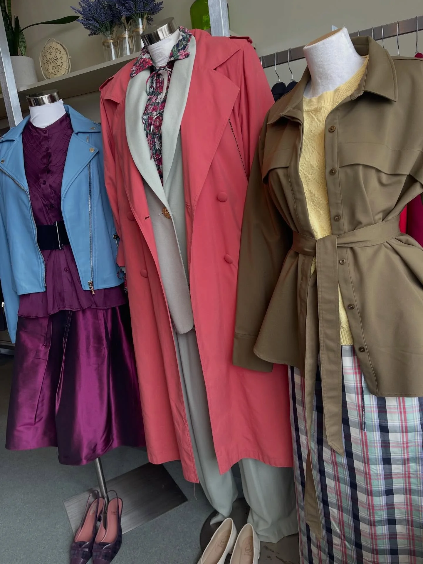 The perfect bright spring outfit inspo for dreary days like today!

We have new items dropping all day today if you need an escape from the rain 😉☔️

#vintagefashion #fashionbuffalony #consignmentshop #thriftbuffalo  #smallbusinessbuffalo