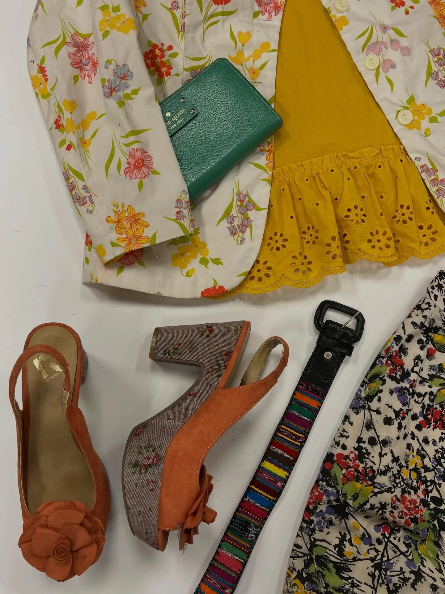 Florals, Patterns, Everything Spring !!! 🌼🌿🧡

Although the weather may not allow, come shop for when the sun is shining! Here from 12-6pm :)
1871 Elmwood Ave. 

Report Heels - Size 7, $10
Multicolor Belt - $10 
Kate Spade Wallet - $25
Multicolored
