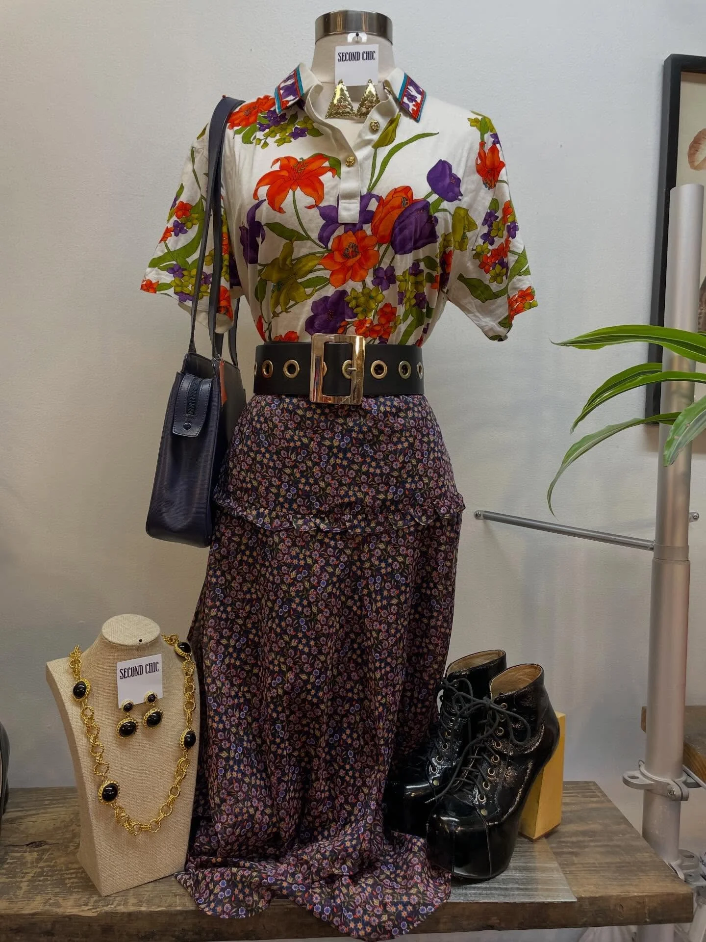 Time for some color 🌸🌈 open till 6, stop by on your Elmwood stroll!
&bull;
&bull;
&bull;
Vintage Versace polo, size L $55
Beira midi skirt, size 10 $65
Faux leather belt, size S/M $16
Vintage earrings, now $12
Vintage C&eacute;line bag, $395
Y2K Je