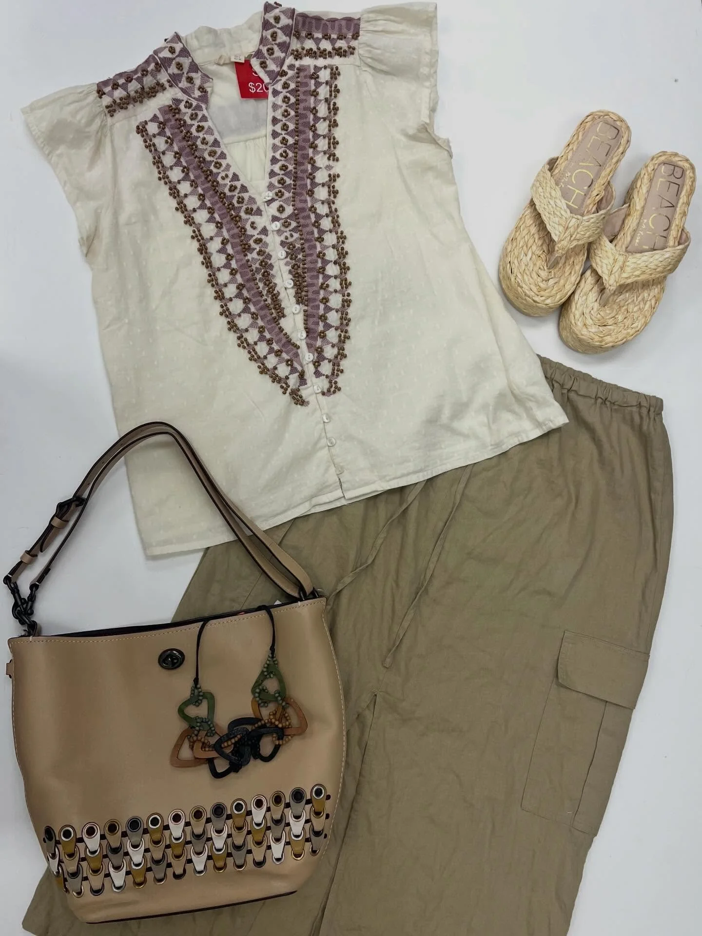 A little shell told me that the Second Chic Outlet may have put out over 100 new items in the last few days and the ITEMS ARE PRETTY STELLAR 🐚☀️ come visit us from 11-6

Coach Bag - $25
Necklace - $5! 
Forever That Girl Top - S, $20
Gap Linen Skirt 