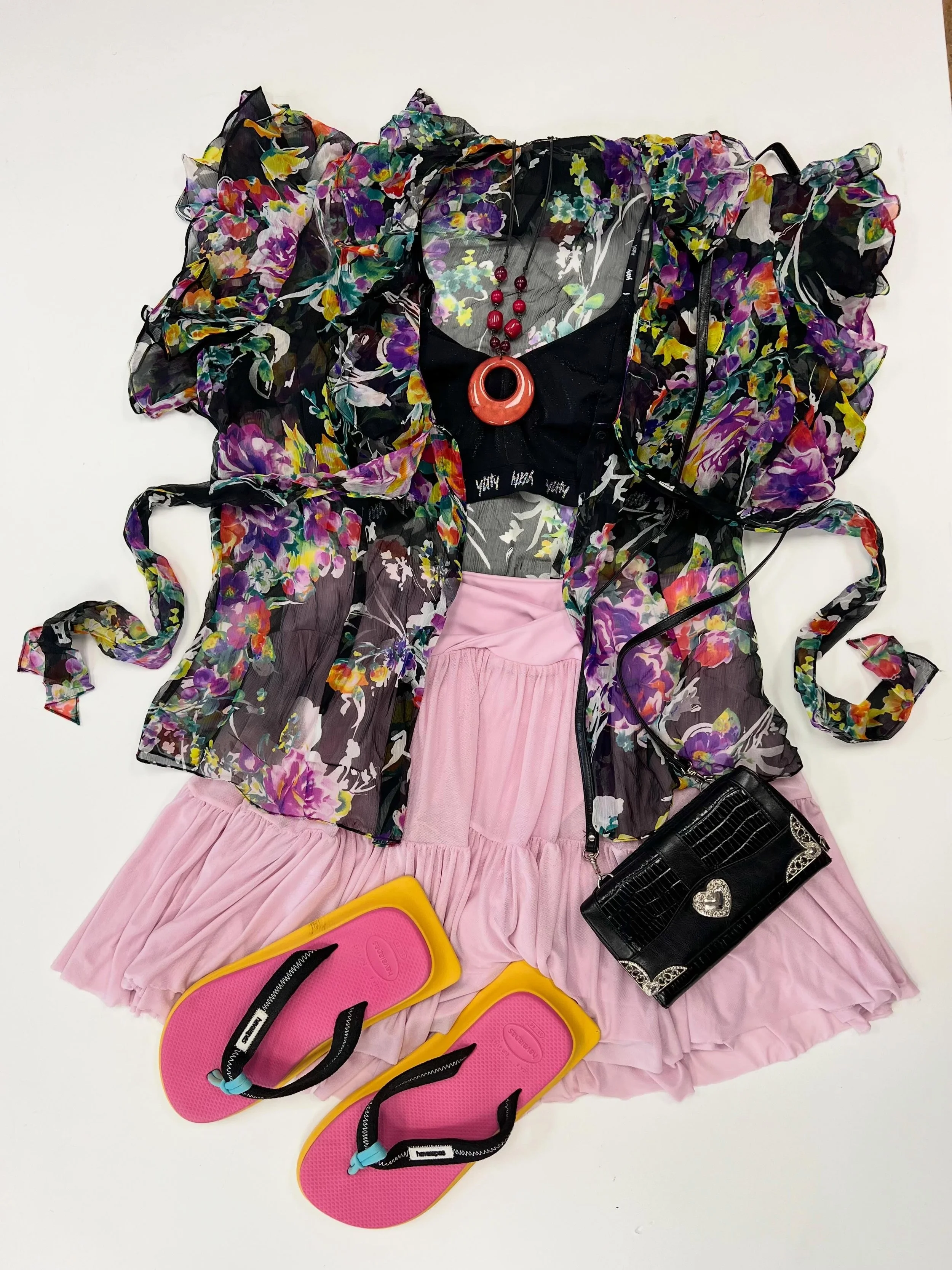 Athleisure (with a 100% silk shirt to throw on after your pickle ball match in Delaware park? Yeah, we got it. Stop by from 11-6 for these sporty chic outfits, and more! 👛💗💕 

Ralph Lauren silk blouse, size XL - $25
Yitty sports bra, size L - $20
