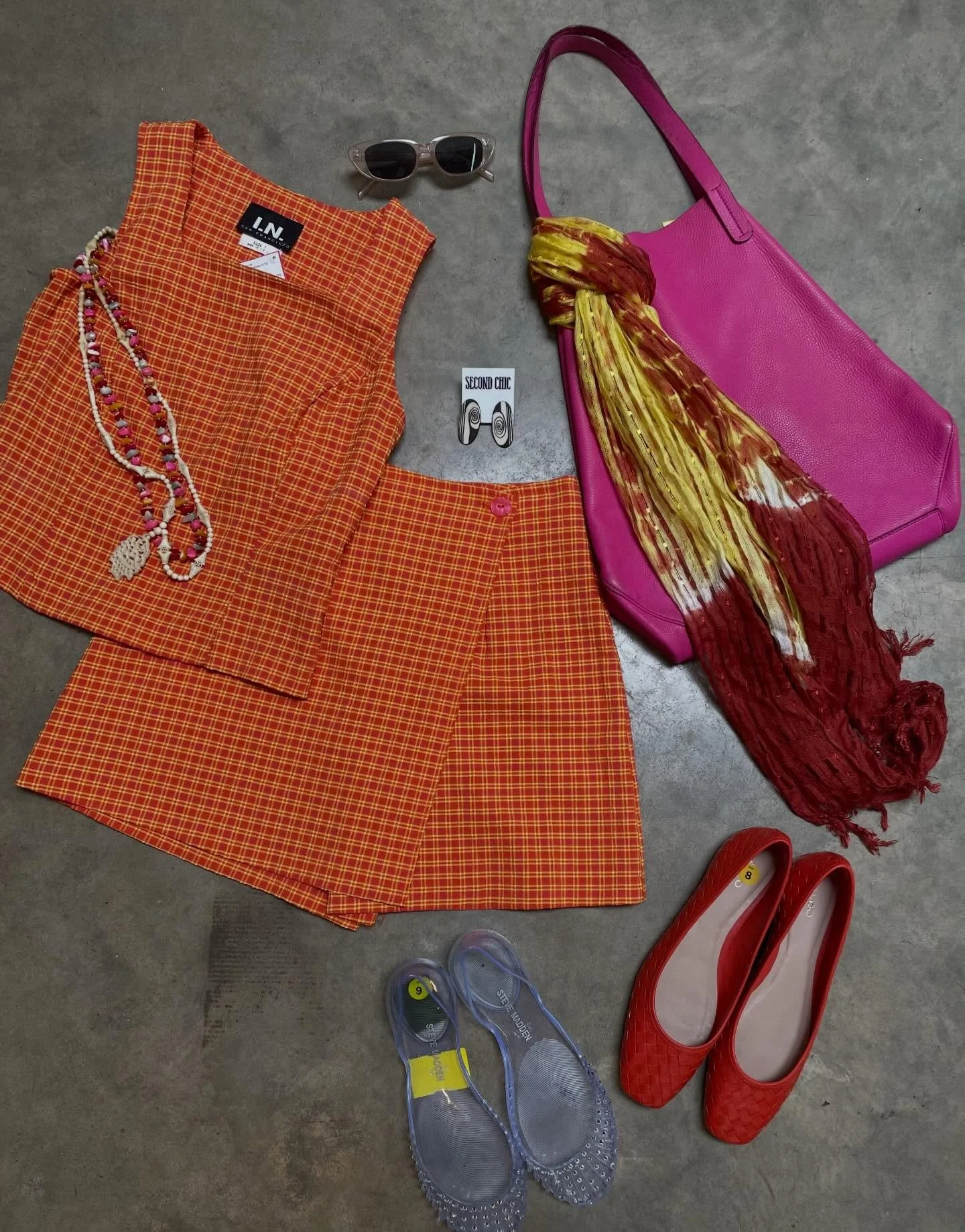 I&rsquo;ll meet you at the market 🌷🌞
&bull;
Vintage I.N. Set - Small, $36
Gap leather bag - $28
Scarf - $12
Aldo woven flats - Size 8, $28
Steve Madden jelly flats - Size 9, $28
Swirl earrings - Now $21
Vintage beaded necklace - Now $18
Vintage car