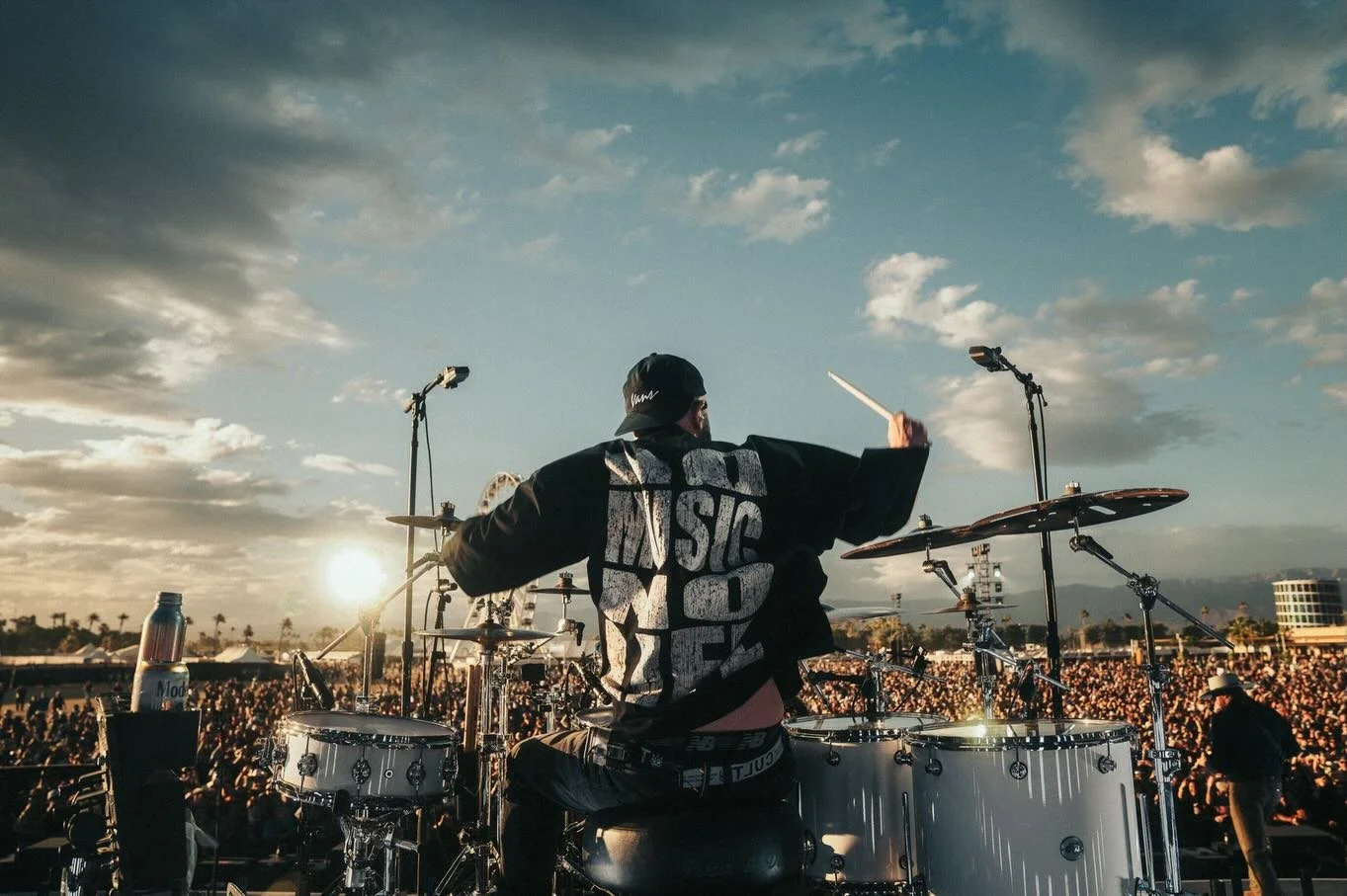 @stagecoach Stagecoach was an absolute blast!  Thanks everyone for partying with us despite the wind!  So amazing to look out and see so many people, it makes it so much fun!  I&rsquo;m biased but I couldn&rsquo;t agree with the words on the back of 
