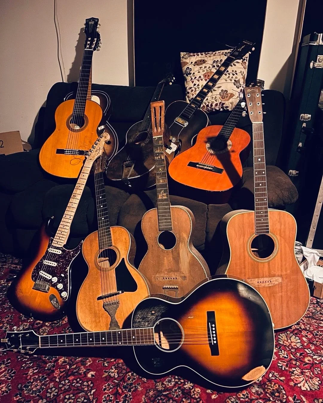 @appletreeinn Tonight 6pm We&rsquo;re filling in for @markphillipsguitar tonight and happy to be playing! Only problem is, not sure which guitar to grab 🤷&zwj;♂️

Join us in the Ostrich Room friends!