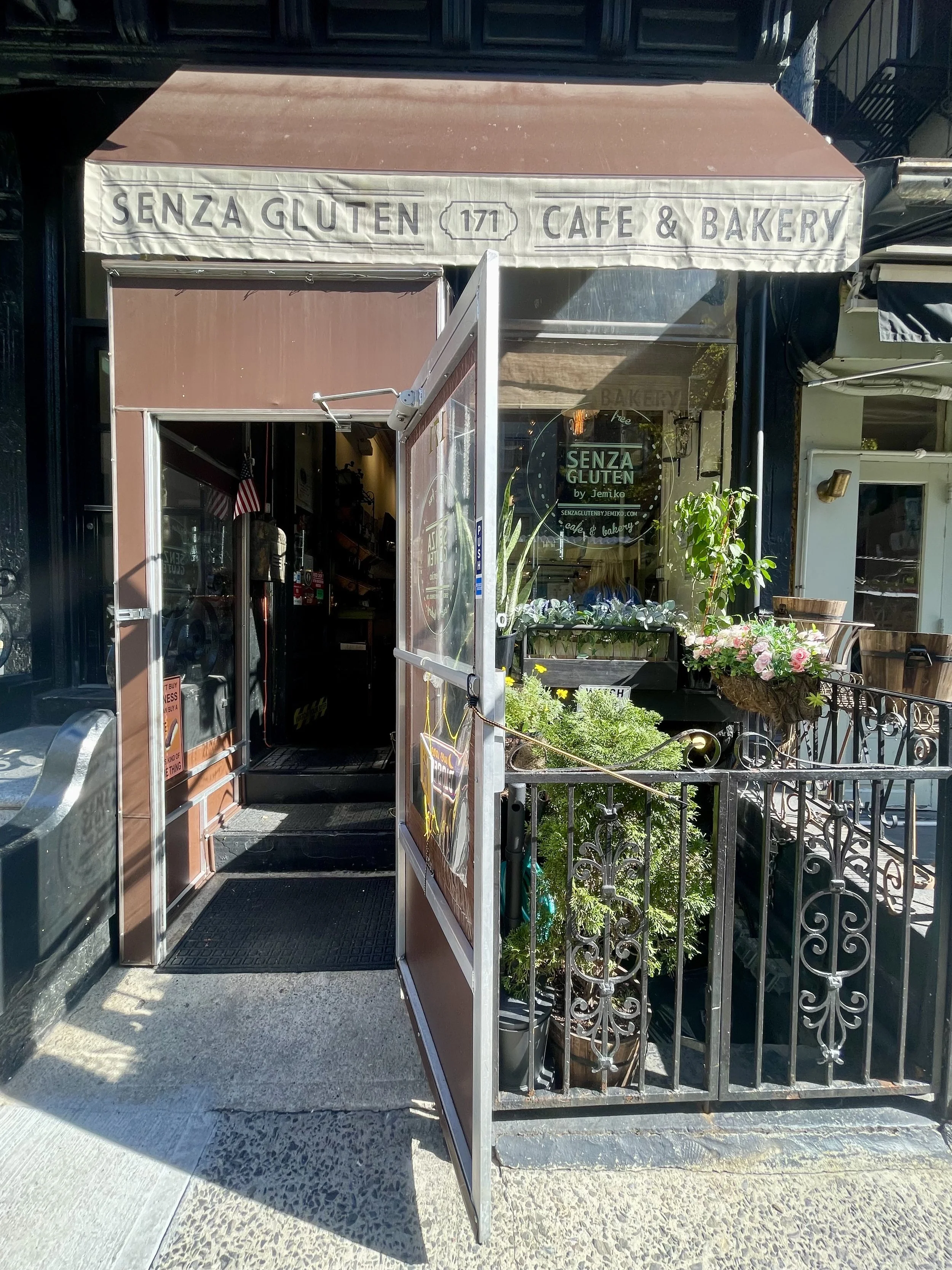 SENZA GLUTEN CAFE & BAKERY
