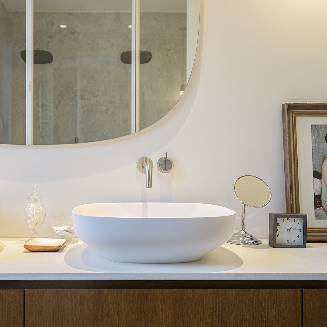 Bright bathroom where straight lines meet organic shapes. The warm oak cabinetry continued throughout the house is matched with the cooler touch of stainless steel faucets, solid surface sinks and white steel doors. 

JAGEG | renovatie - architectuur