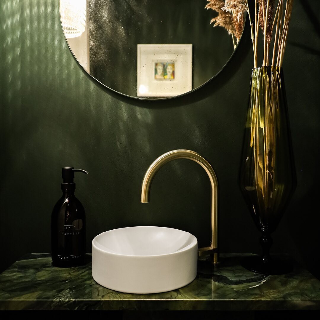 Elegant powder room
The bottle green marble and clay wall finish are offset with gold details

JAGEG | renovatie - architectuur - interieur

#architecture #interiordesign #powderroom #vanity #faucet #green #gold #bottlegreen #intimate