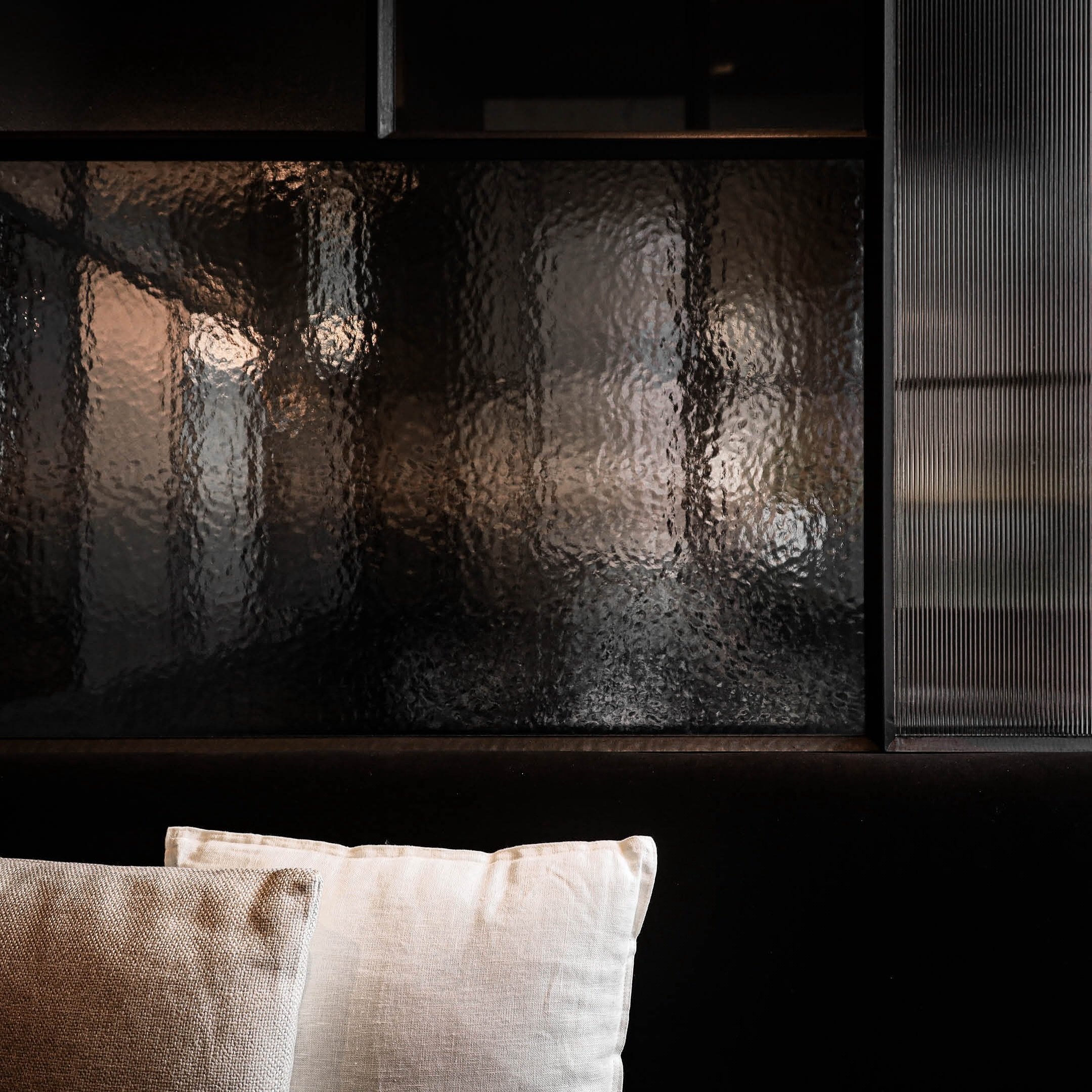 The highly detailed craftsmanship of this steel and glass wall is a reflection of the attention to detail of the food @restaurantchef 

CHEFW | horeca - interieur

#interiordesign #interieurdesign #steelframe #steelandglass #restaurant #interiorstyli