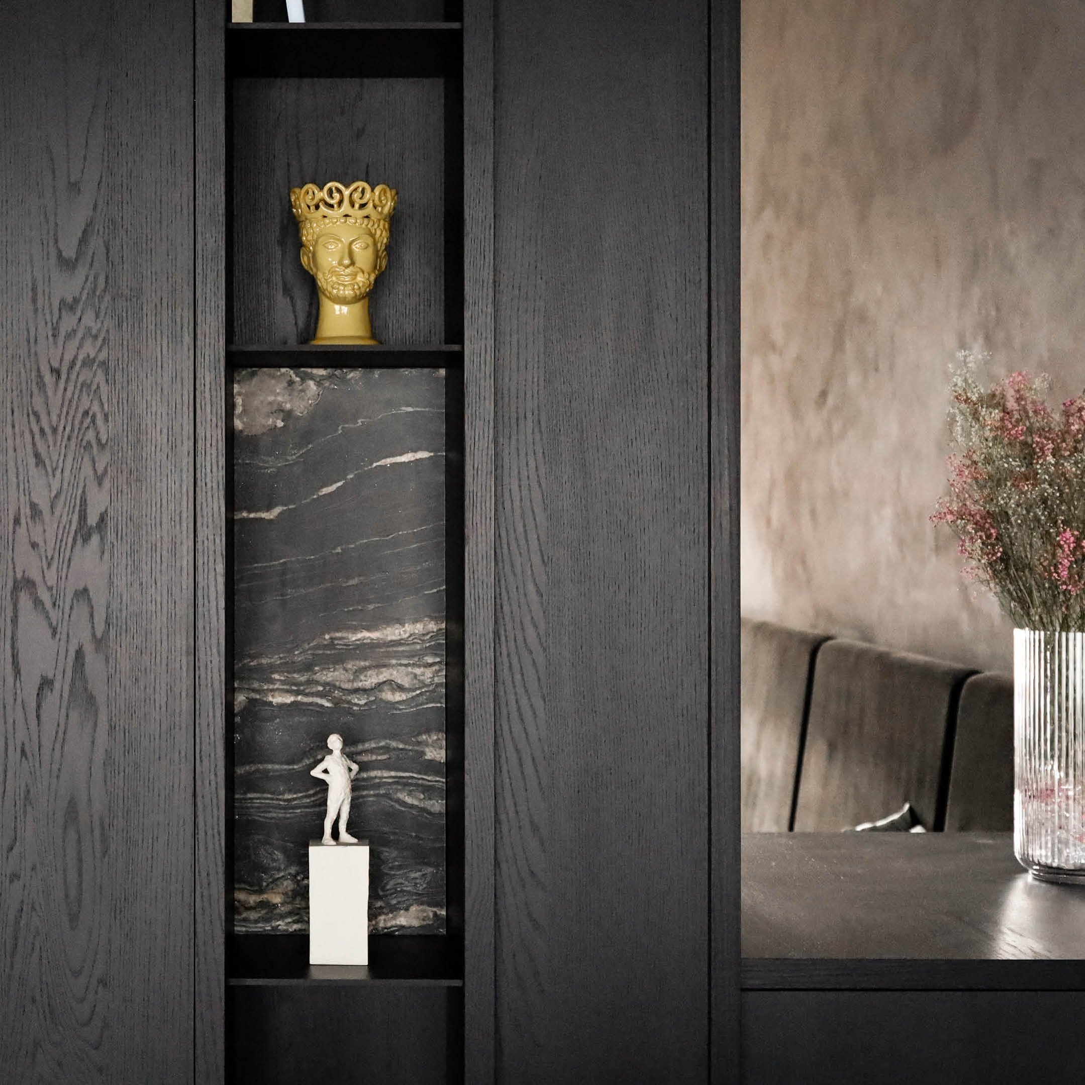 This central bookcase forms a focal point within the restaurant. Its dark and warm materials blend seamlessly into the space, while the objects placed within get their own moment to shine.

CHEFW | horeca - interieur
