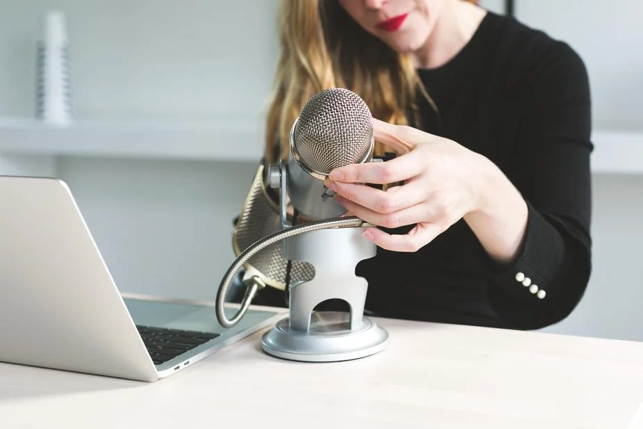 woman-adjusts-microphone_925x.jpg
