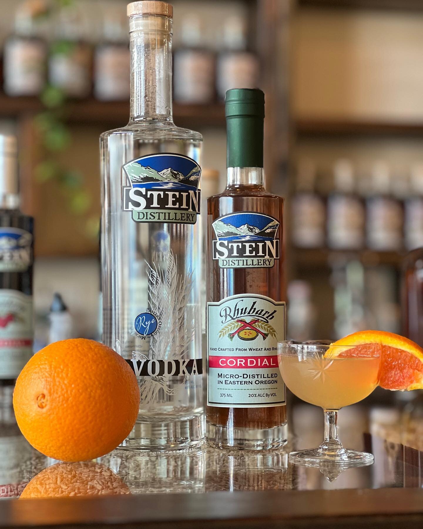 🍊Orange blossom 

1 ounce Stein Vodka
1 ounce Stein Rhubarb Cordial
1 ounce orange juice, freshly squeezed
Garnish: orange wedge in a fancy glass 💁🏽&zwj;♀️
.
.
.
.
.

#cocktails #craftspirits #whiskey #bourbon #rum #rye #vodka #blend #mix #drink #