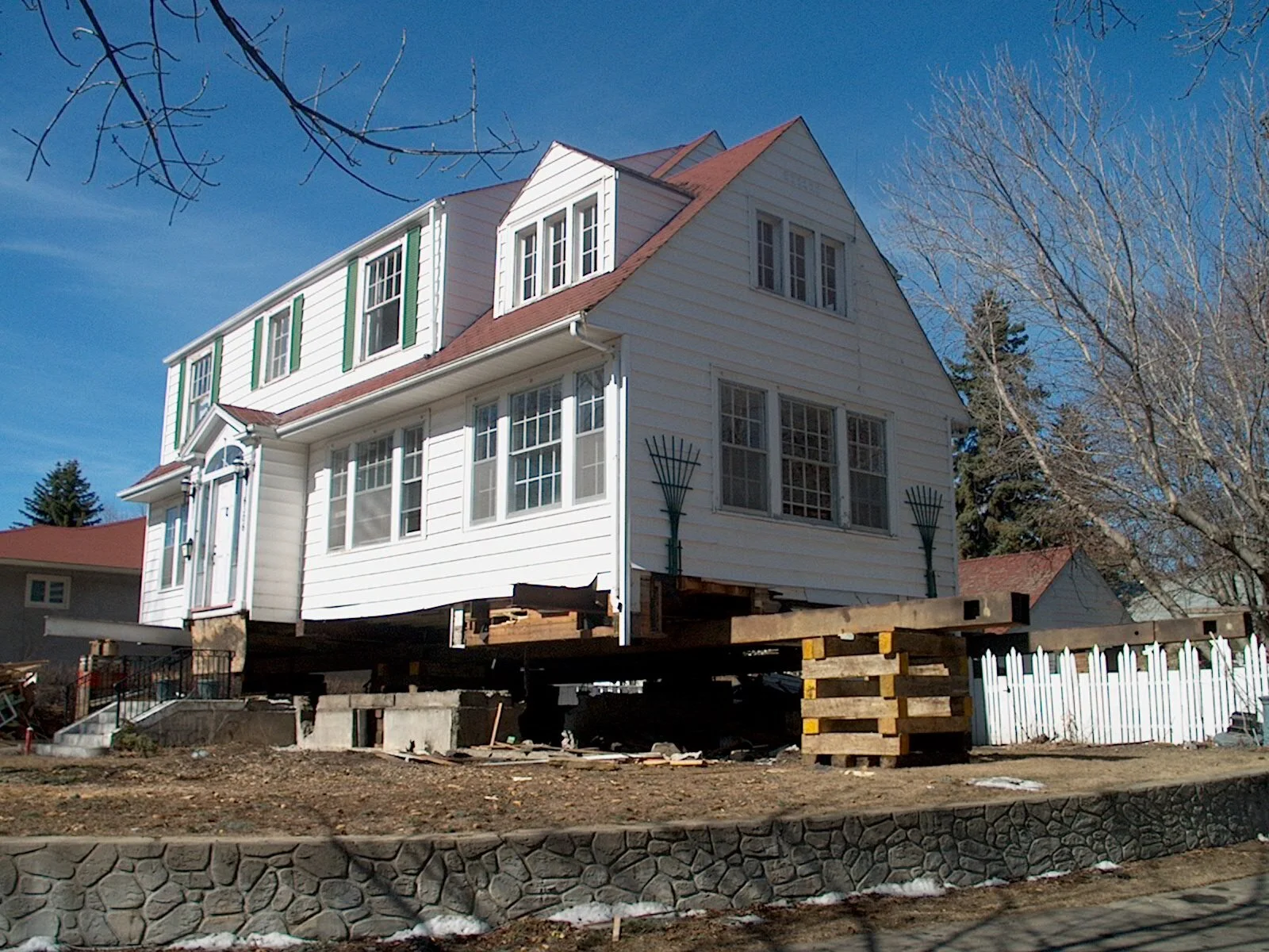 HOUSE LIFTED.JPG