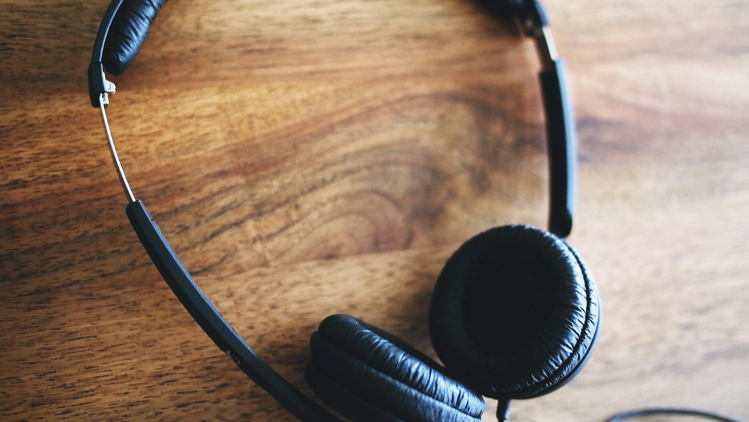 headphones-480203.jpg