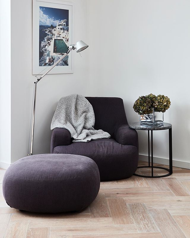 I spent all day curled up in this chair yesterday with Alba @poliformuk @moffee_ltd @artemide_lighting @slim_aarons #design #interiordesign #furnituredesign #modernfurniture