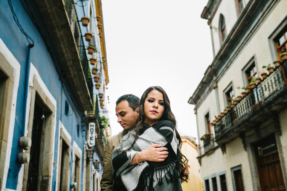 raquel mirando fotografia | sesión | jessica&harold-20.jpg