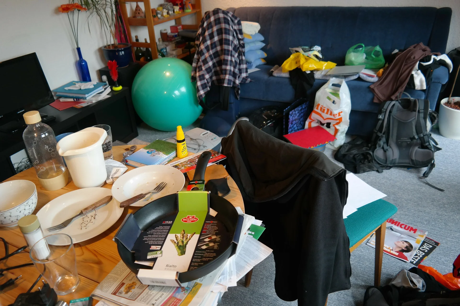 chaos-227971_1920 clutter pixabay.jpg