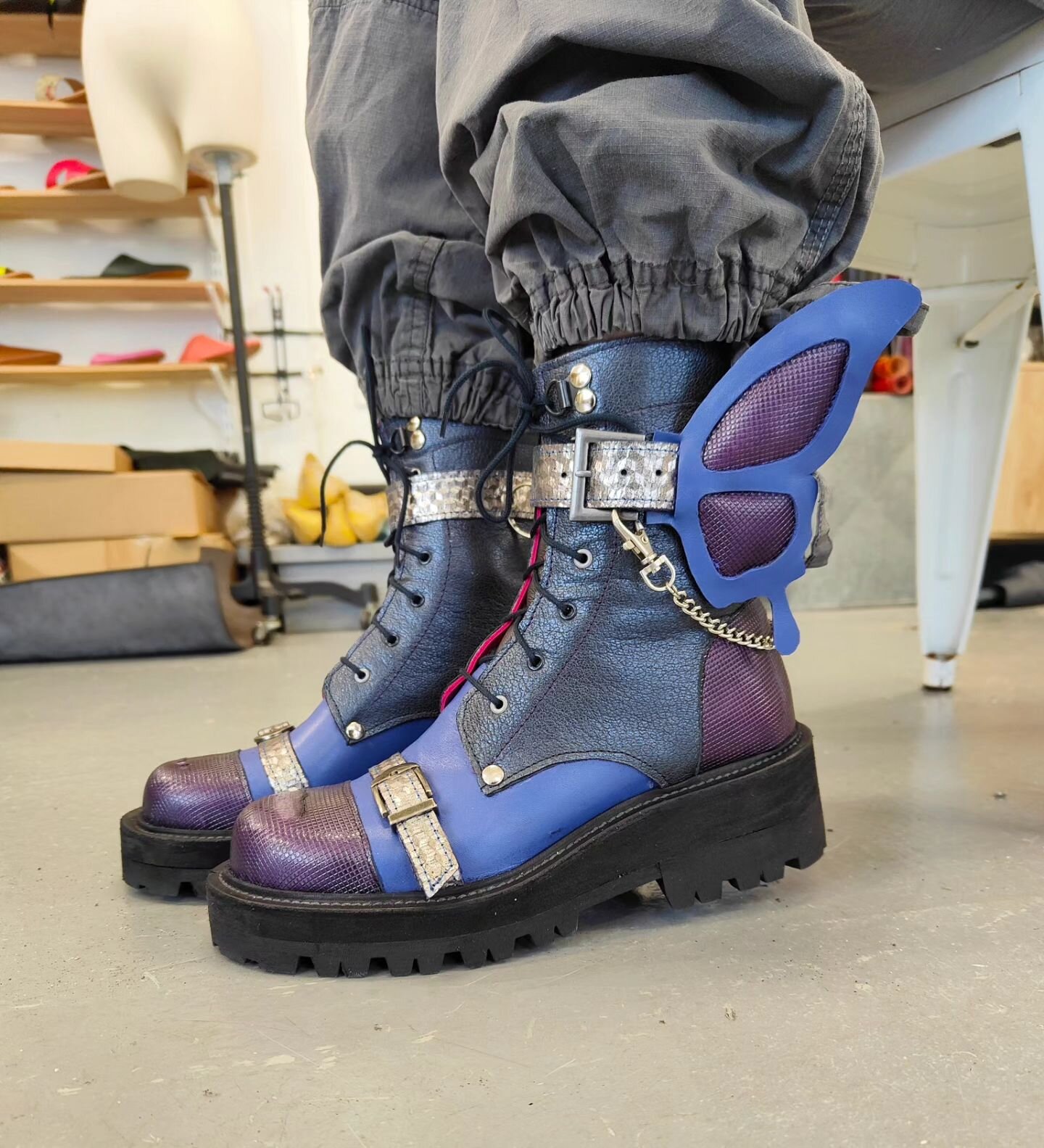 Leaving NZ on a high note with Alet's purple people eater 🦋 boots! 💜

#shoemaking #handmade #learntomakeshoes #4dayboot