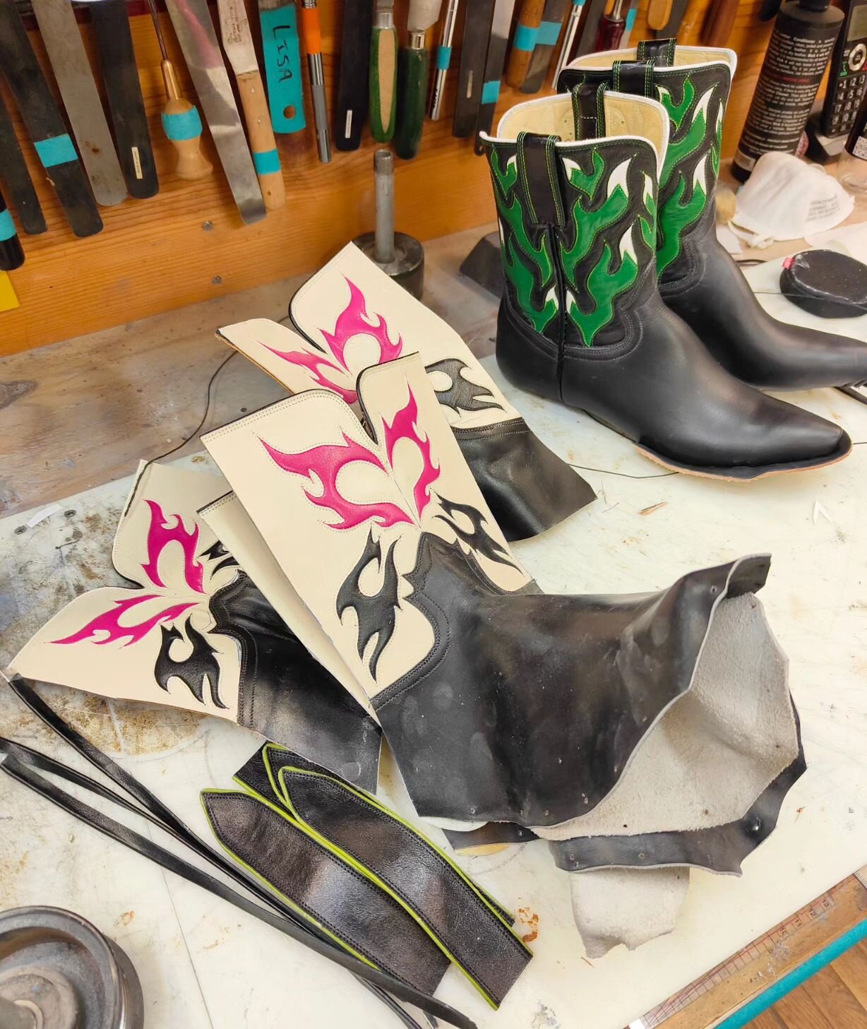 Progress! 💖🔥💚 @sorrellcustomboots

#cowboyboots #shoemaking #bootmaking