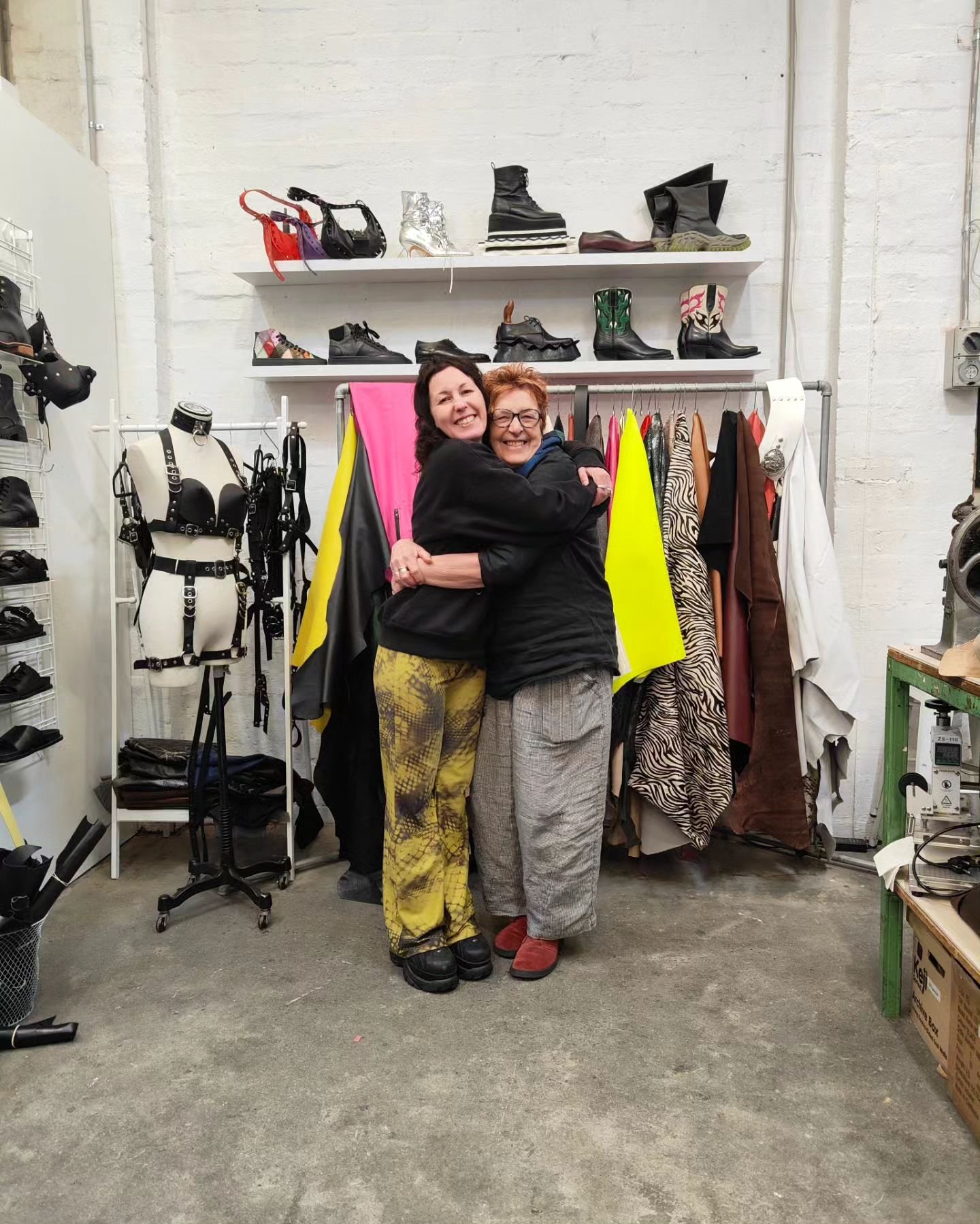 A visit today from the OG! @shoe_making_courses

Luna was my first shoemaking teacher and is my biggest influence 🔮 In 2010 I sold all my belongings and traveled to her school in Hobart from NZ. I was supposed to pitch a tent on her lawn but she set
