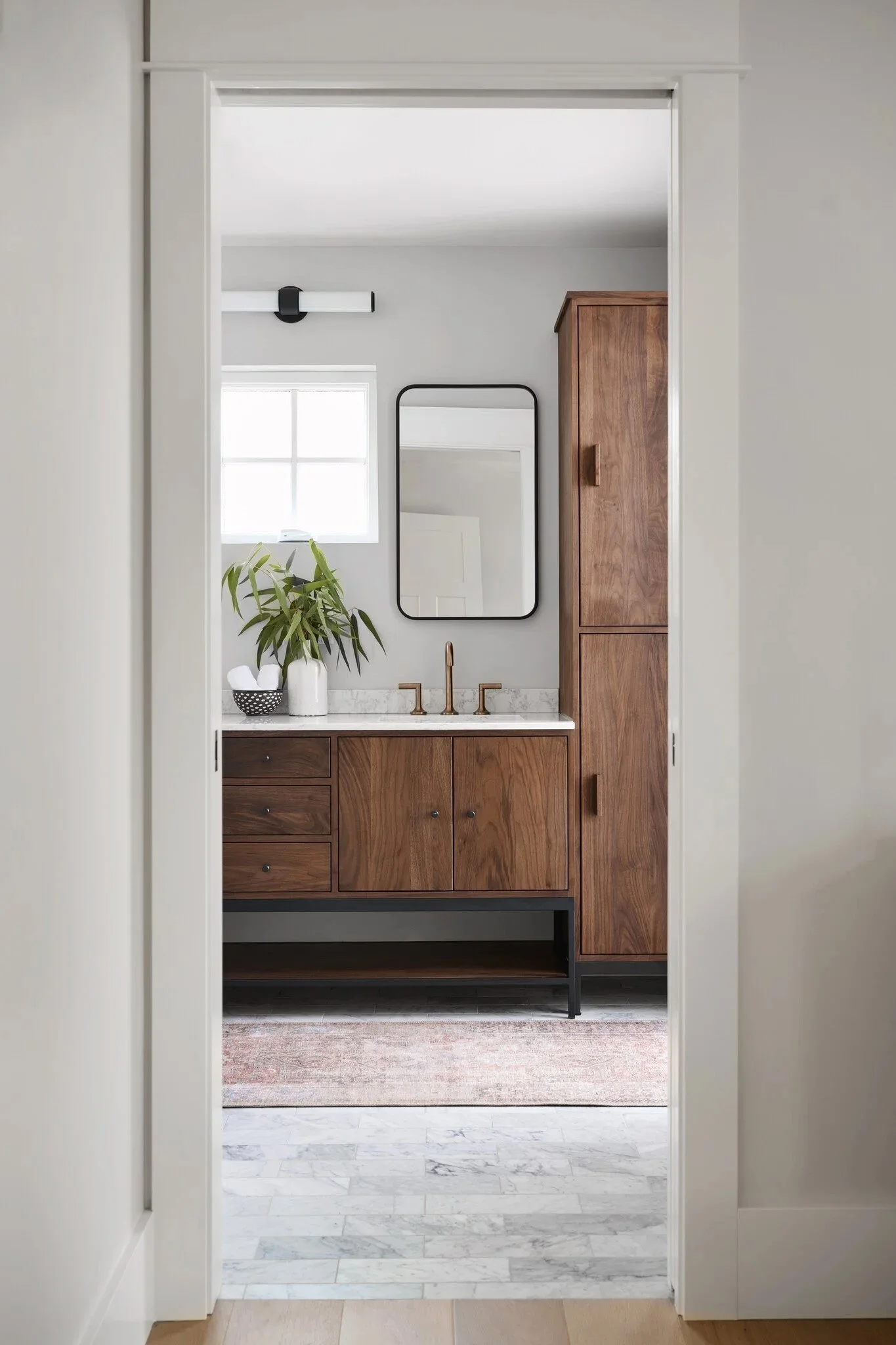 sophisticated-primary-suite-03.jpg