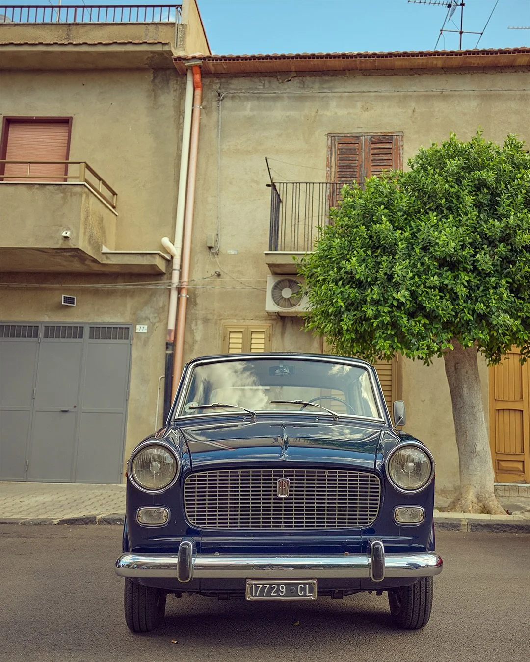 Dreaming of winding roads, leather driving gloves, sunglasses, and Sicilian air. Remember friends it&rsquo;s not always about the destination but our journey, soak up every moment. Boun Weekend. (Still not a panda) Fiat 1100D