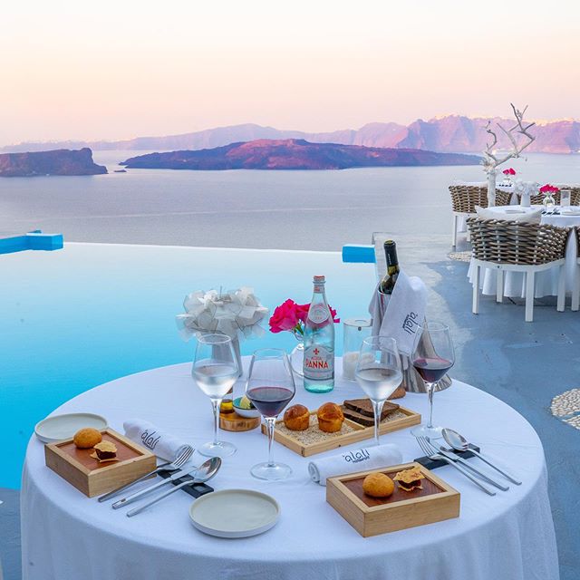 😱❤️ Alali Restaurant stuns guests with stunning vistas due to its unique location on the rim of the Caldera. &ldquo;Alali&rdquo; means speechless and that&rsquo;s how this restaurant leaves you! Check out our Santorini stories to see more! Writeup c