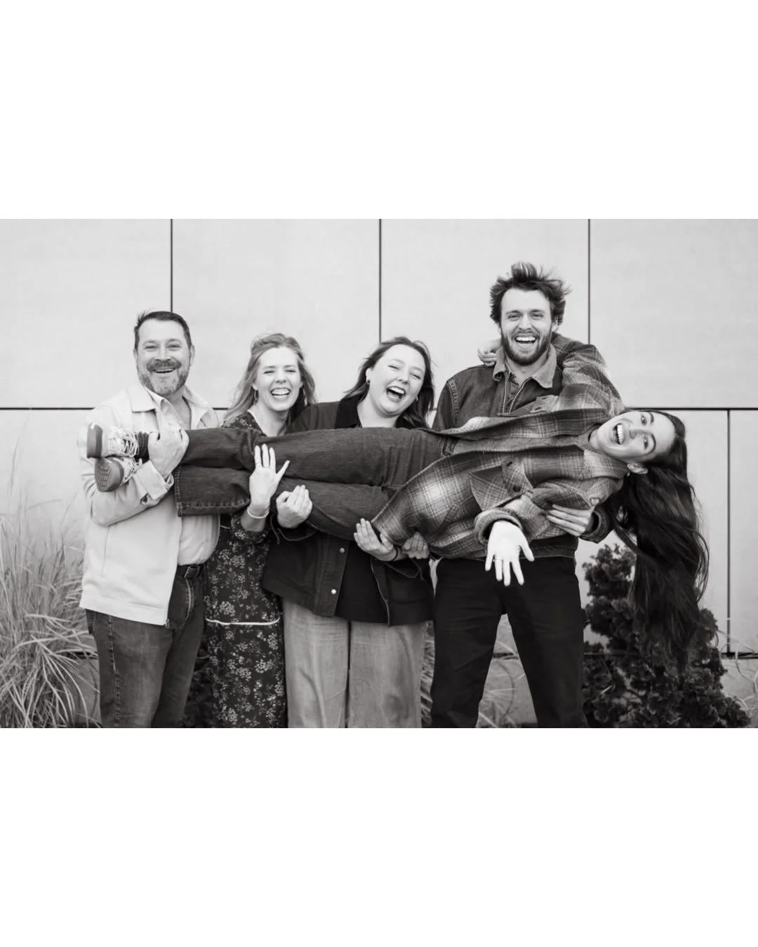 When they&rsquo;re all home for Christmas 💛
:: on the windiest day, December 2025

I know I almost exclusively share candids here, because they are what I love and believe in most. But yes, I take photos at every single session that are posed, every
