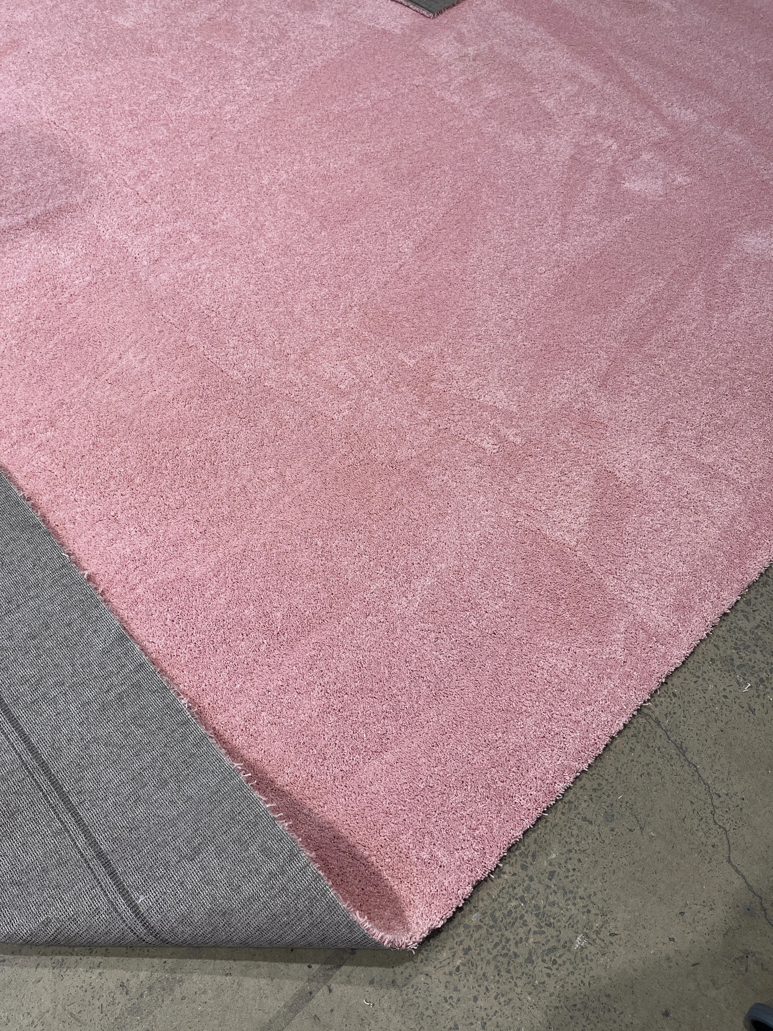 PINK WALL TO WALL CARPET (11'10" X 15'8")
