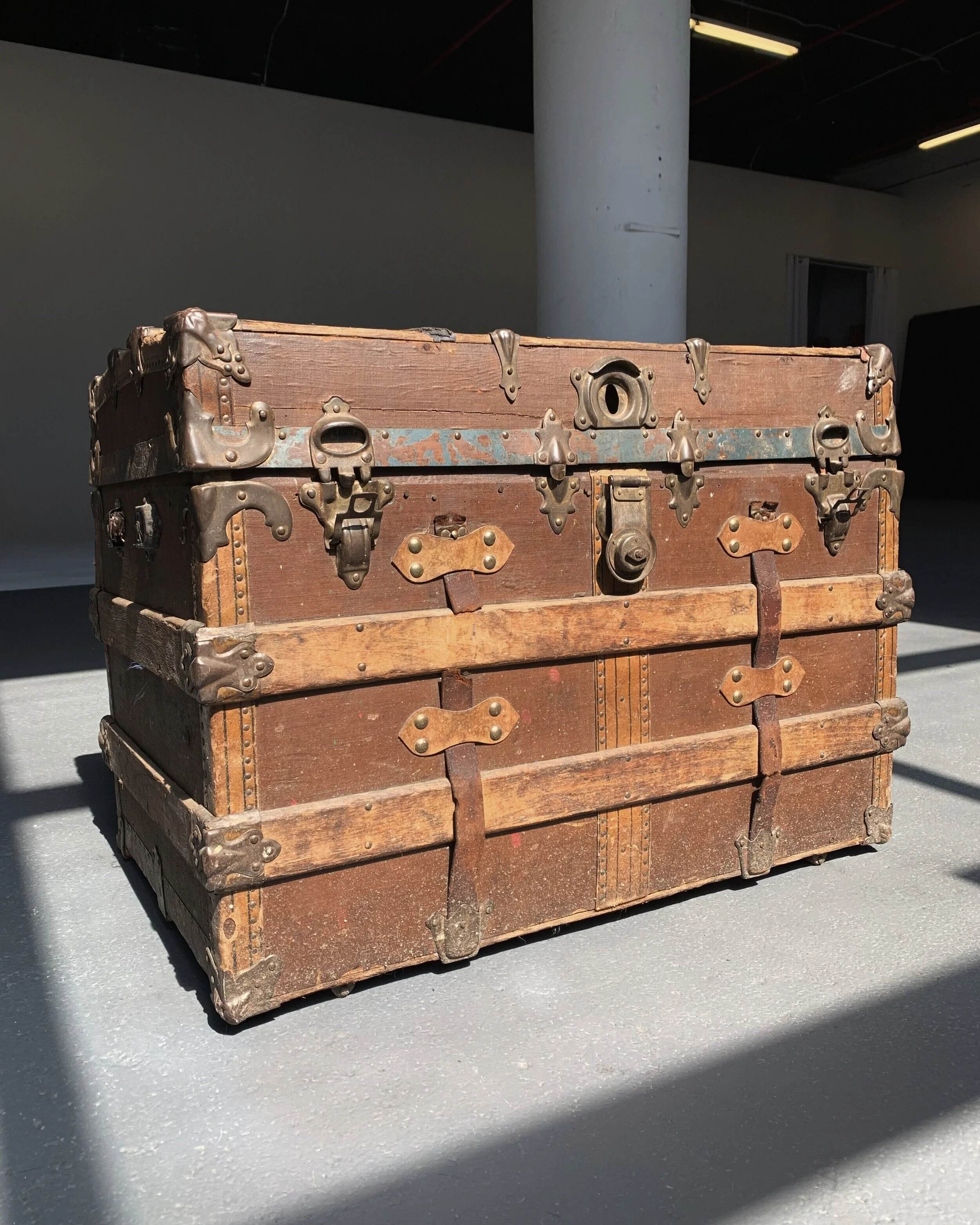 ANTIQUE TREASURE CHEST — Hook Props